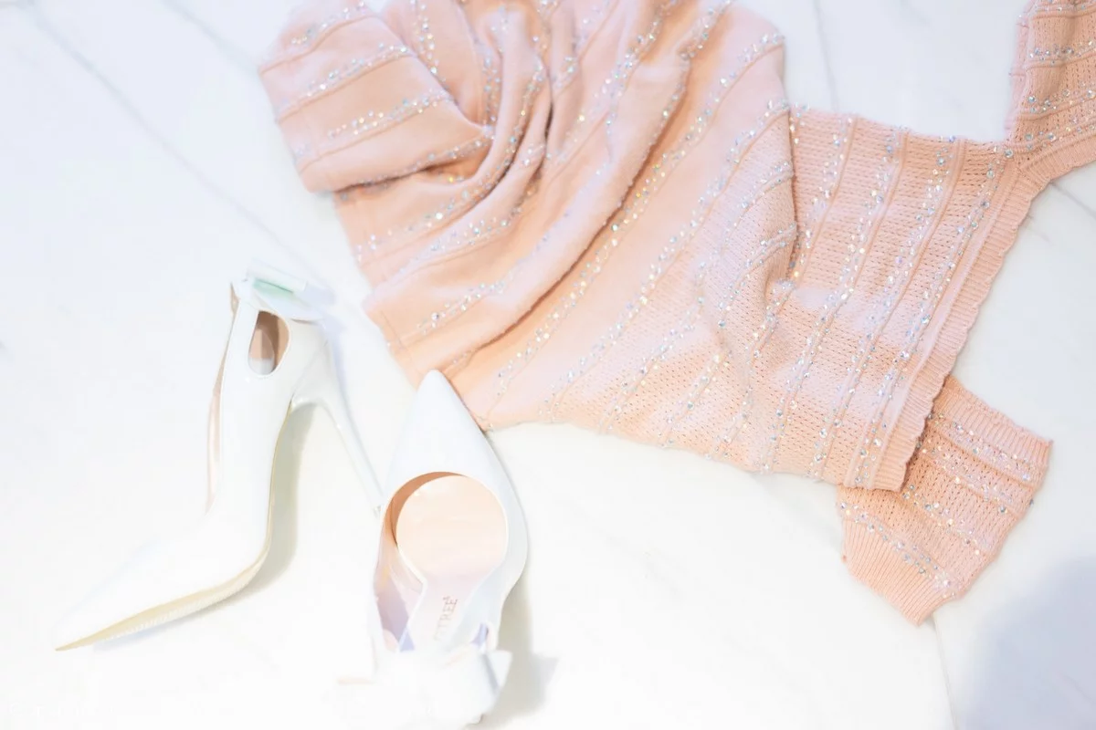 [[XiuRen秀人网]秀人网]No.4453_模特艾静香三亚旅拍粉色露肩连衣短裙配肉丝裤袜迷人诱惑写真47P