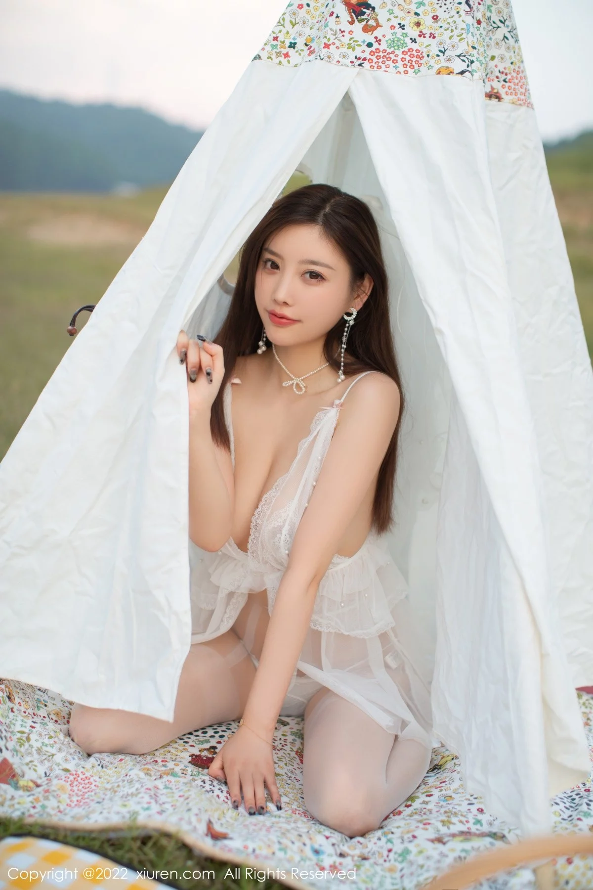 [[XiuRen秀人网]秀人网]No.4455_女神杨晨晨Yome户外场景白色轻透网纱配开档白丝撩人诱惑写真86P