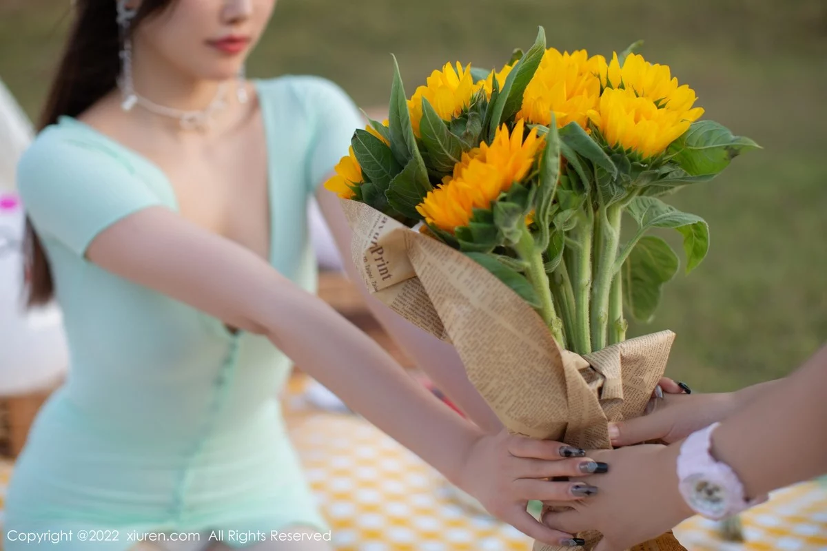 [[XiuRen秀人网]秀人网]No.4455_女神杨晨晨Yome户外场景白色轻透网纱配开档白丝撩人诱惑写真86P