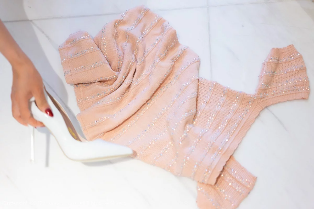 [[XiuRen秀人网]秀人网]No.4453_模特艾静香三亚旅拍粉色露肩连衣短裙配肉丝裤袜迷人诱惑写真47P