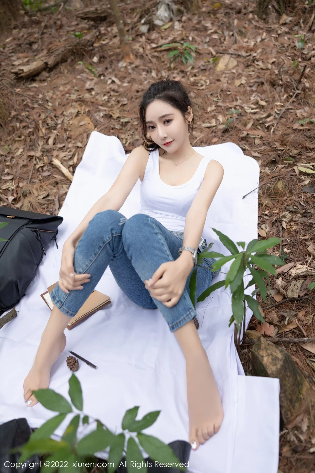 [[XiuRen秀人网]秀人网]No.4465_女神王馨瑶yanni户外探险主题脱牛仔背带服露黑色内衣性感写真63P