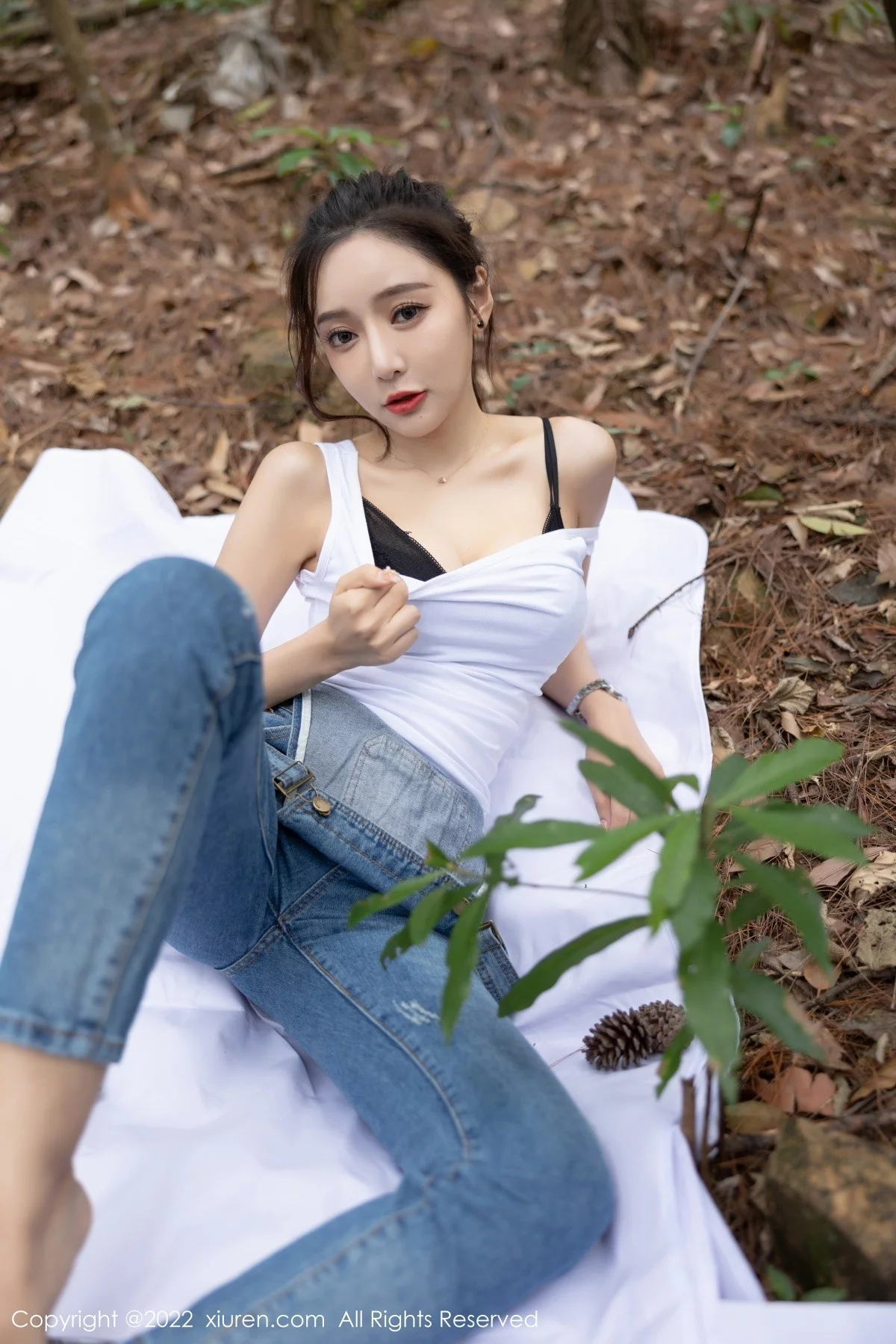 [[XiuRen秀人网]秀人网]No.4465_女神王馨瑶yanni户外探险主题脱牛仔背带服露黑色内衣性感写真63P