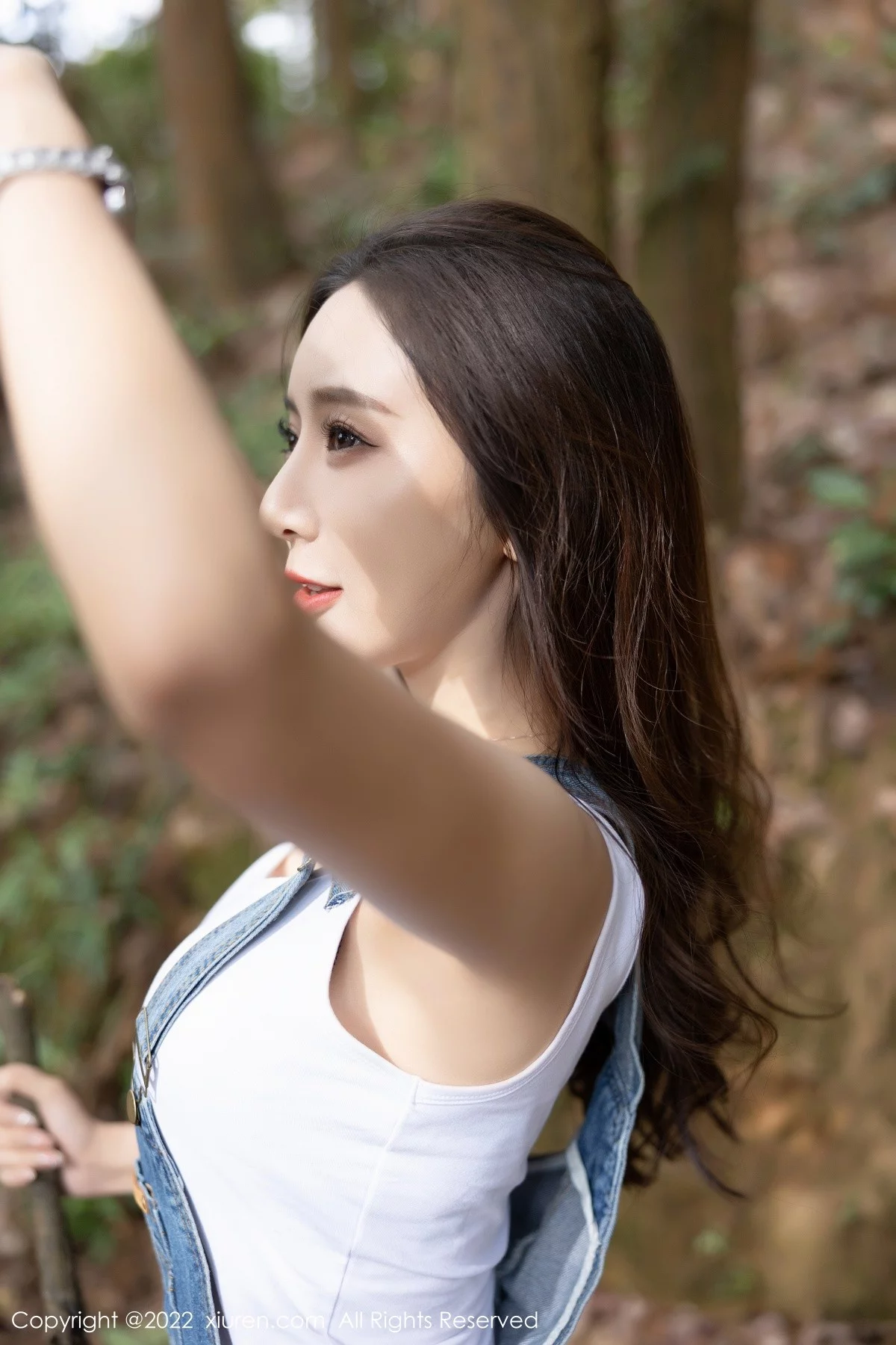 [[XiuRen秀人网]秀人网]No.4465_女神王馨瑶yanni户外探险主题脱牛仔背带服露黑色内衣性感写真63P