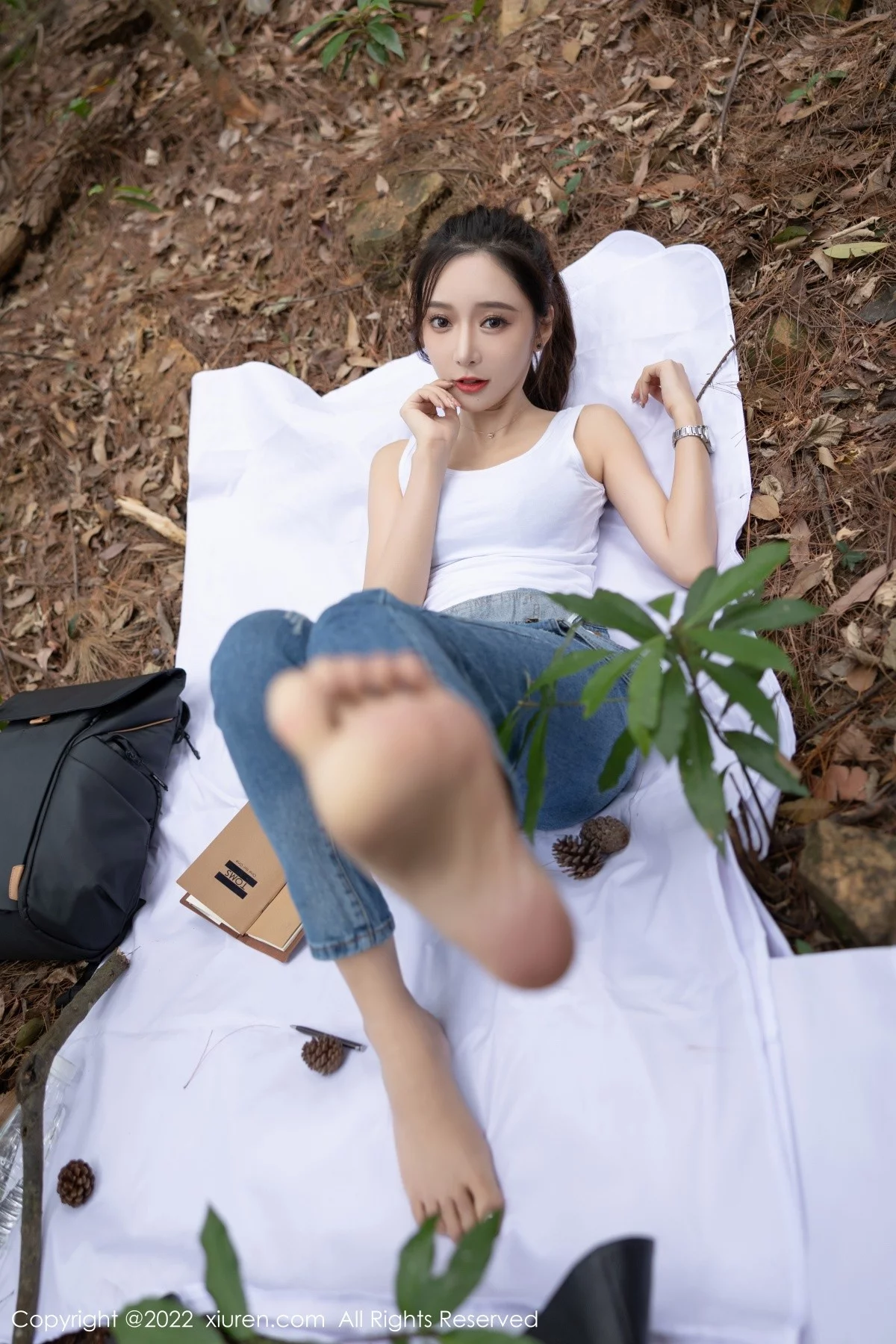 [[XiuRen秀人网]秀人网]No.4465_女神王馨瑶yanni户外探险主题脱牛仔背带服露黑色内衣性感写真63P