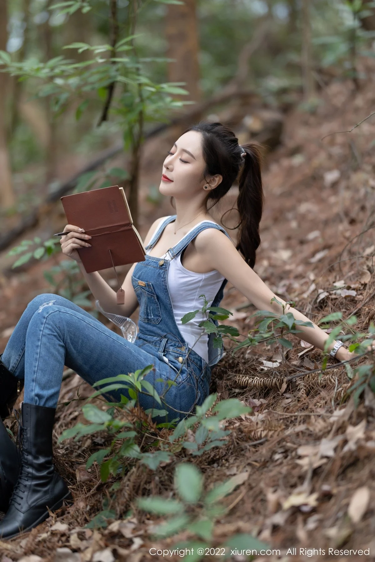 [[XiuRen秀人网]秀人网]No.4465_女神王馨瑶yanni户外探险主题脱牛仔背带服露黑色内衣性感写真63P