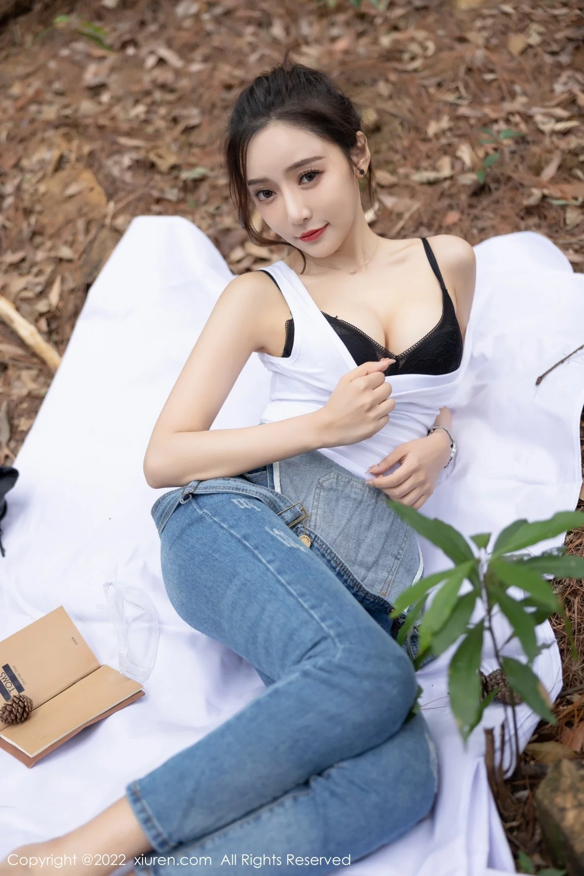 [[XiuRen秀人网]秀人网]No.4465_女神王馨瑶yanni户外探险主题脱牛仔背带服露黑色内衣性感写真63P