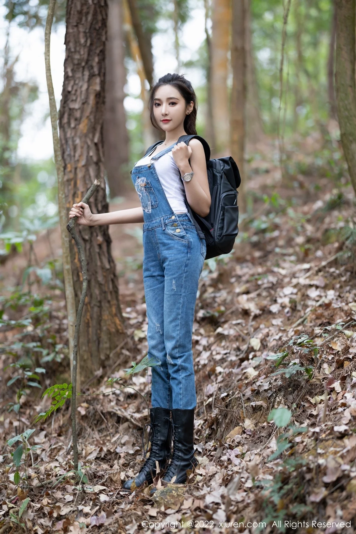 [[XiuRen秀人网]秀人网]No.4465_女神王馨瑶yanni户外探险主题脱牛仔背带服露黑色内衣性感写真63P