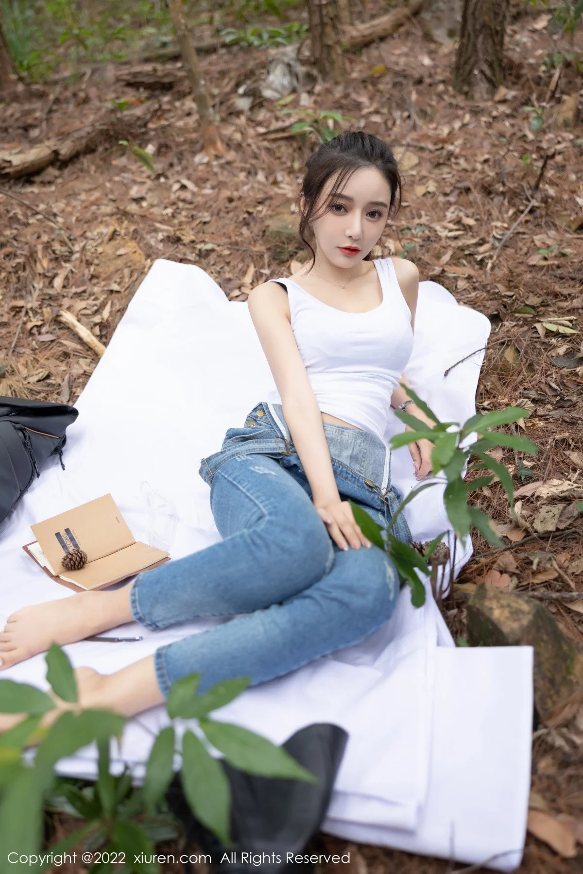 [[XiuRen秀人网]秀人网]No.4465_女神王馨瑶yanni户外探险主题脱牛仔背带服露黑色内衣性感写真63P