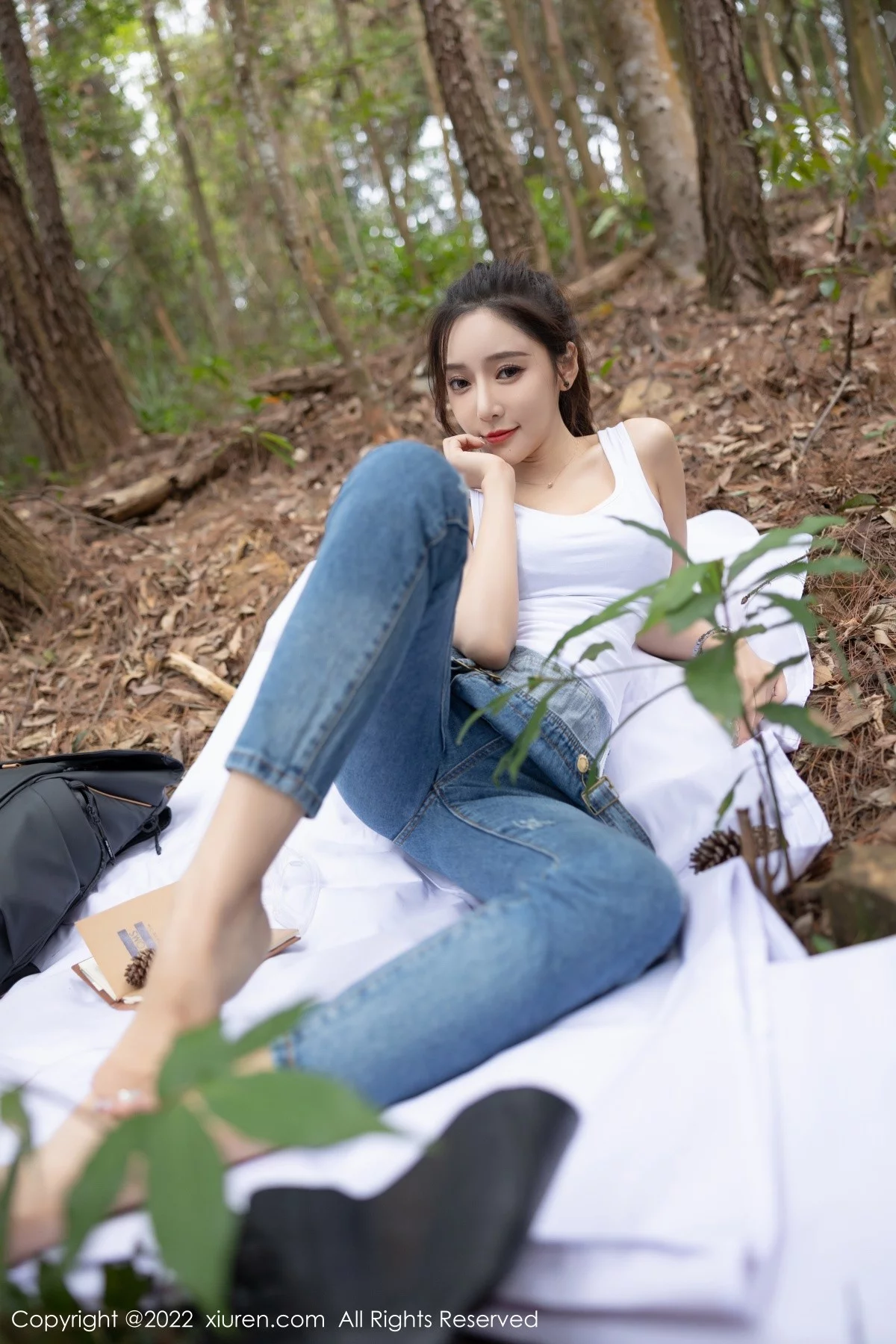 [[XiuRen秀人网]秀人网]No.4465_女神王馨瑶yanni户外探险主题脱牛仔背带服露黑色内衣性感写真63P