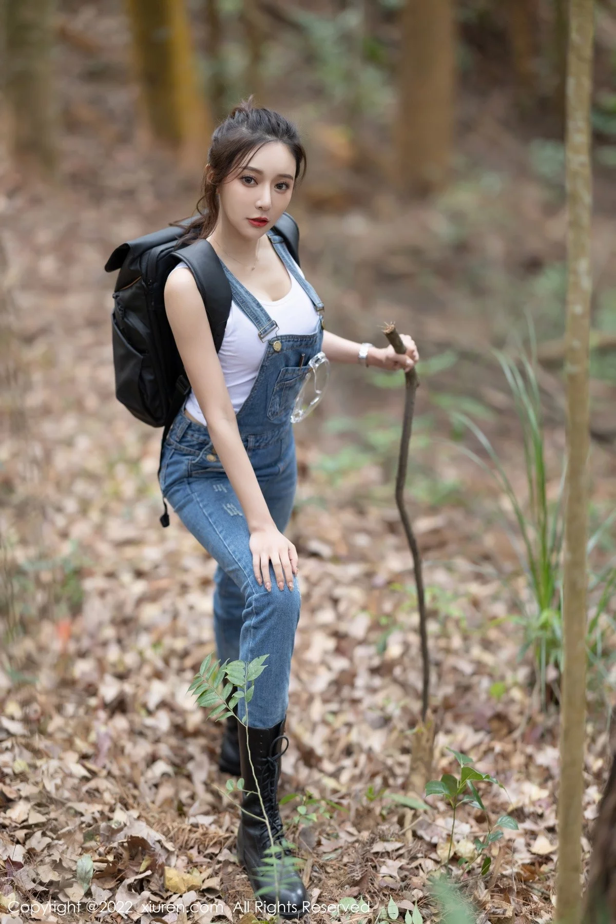 [[XiuRen秀人网]秀人网]No.4465_女神王馨瑶yanni户外探险主题脱牛仔背带服露黑色内衣性感写真63P