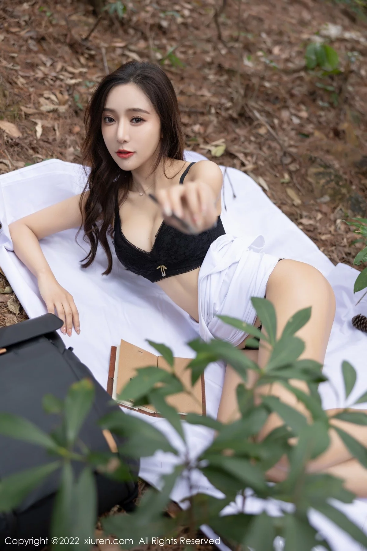 [[XiuRen秀人网]秀人网]No.4465_女神王馨瑶yanni户外探险主题脱牛仔背带服露黑色内衣性感写真63P