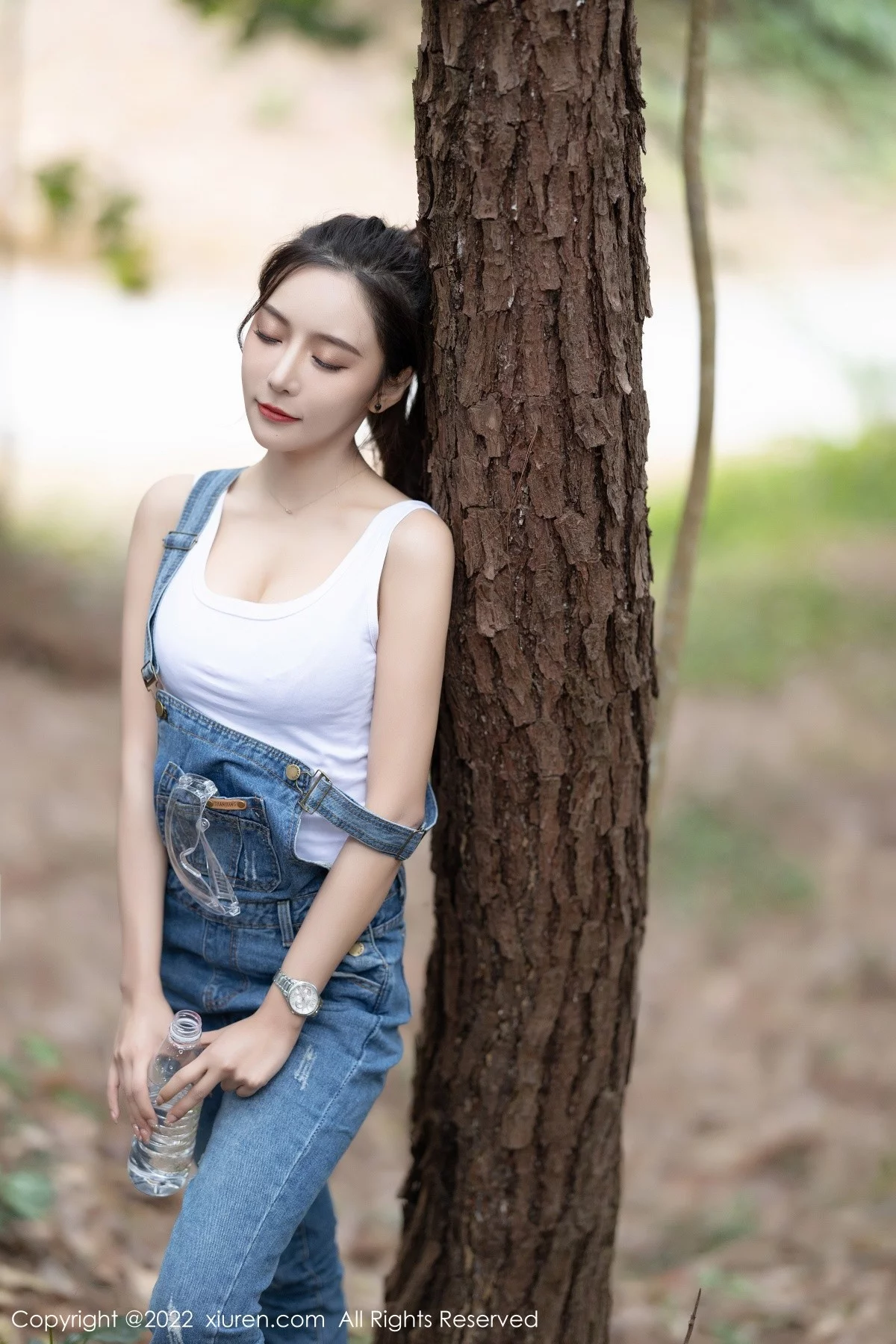 [[XiuRen秀人网]秀人网]No.4465_女神王馨瑶yanni户外探险主题脱牛仔背带服露黑色内衣性感写真63P