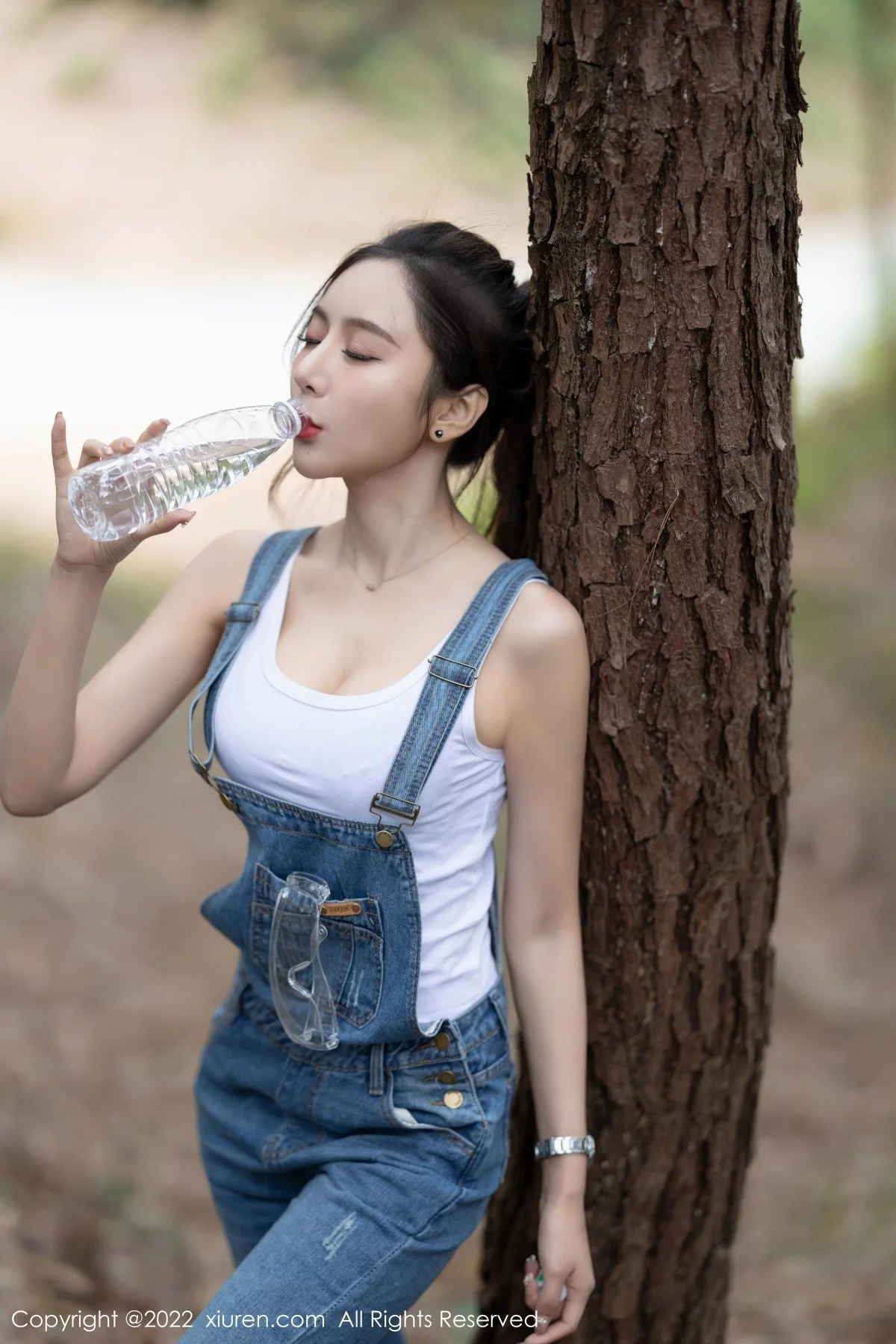 [[XiuRen秀人网]秀人网]No.4465_女神王馨瑶yanni户外探险主题脱牛仔背带服露黑色内衣性感写真63P