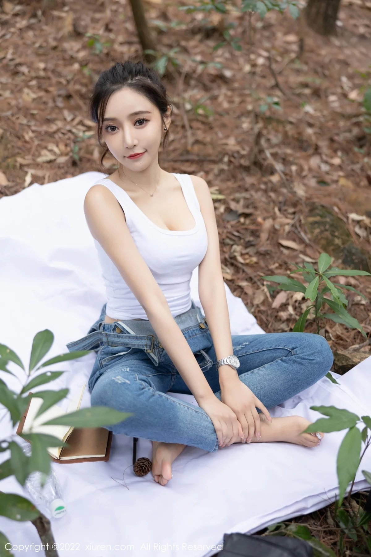 [[XiuRen秀人网]秀人网]No.4465_女神王馨瑶yanni户外探险主题脱牛仔背带服露黑色内衣性感写真63P