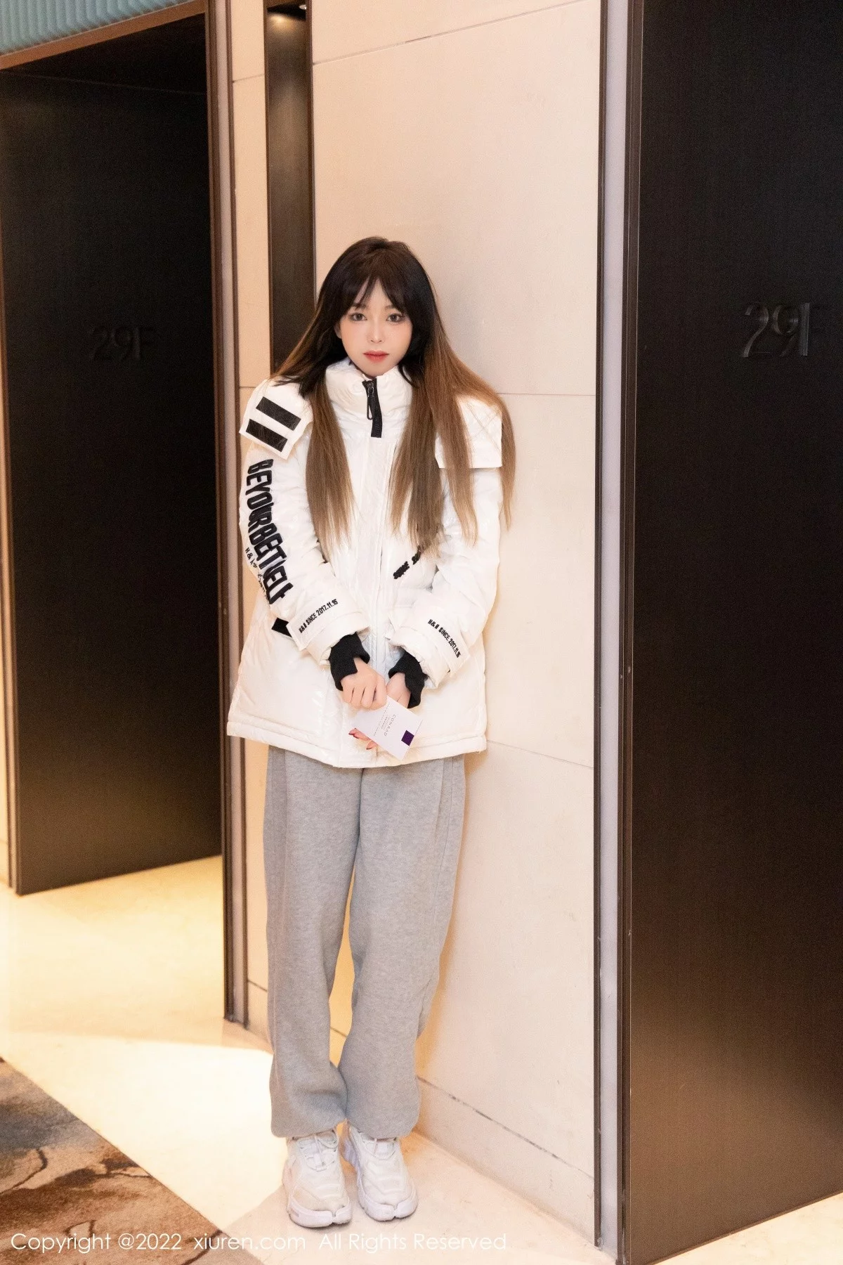 [[XiuRen秀人网]秀人网]No.4470_模特奶瓶私房床上脱白色外套淡灰色裤子秀白嫩翘臀撩人诱惑写真78P