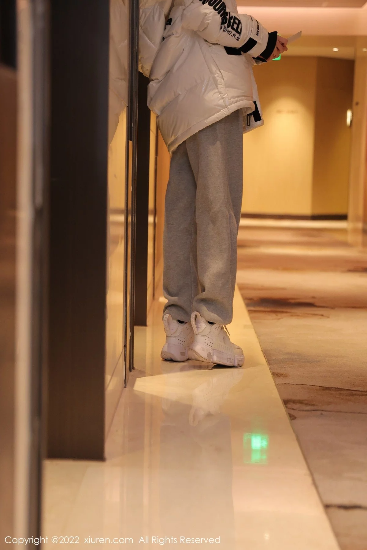 [[XiuRen秀人网]秀人网]No.4470_模特奶瓶私房床上脱白色外套淡灰色裤子秀白嫩翘臀撩人诱惑写真78P