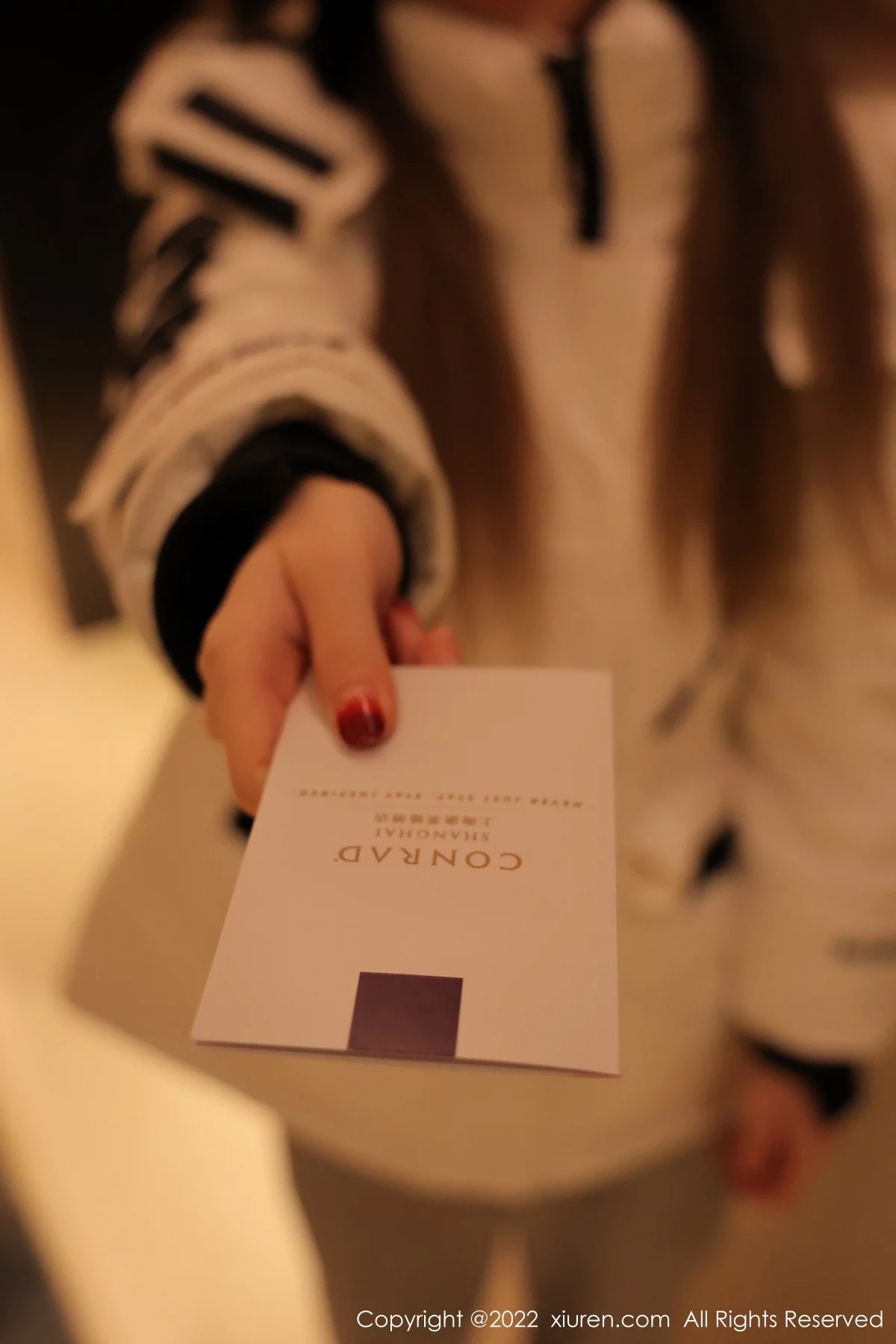 [[XiuRen秀人网]秀人网]No.4470_模特奶瓶私房床上脱白色外套淡灰色裤子秀白嫩翘臀撩人诱惑写真78P