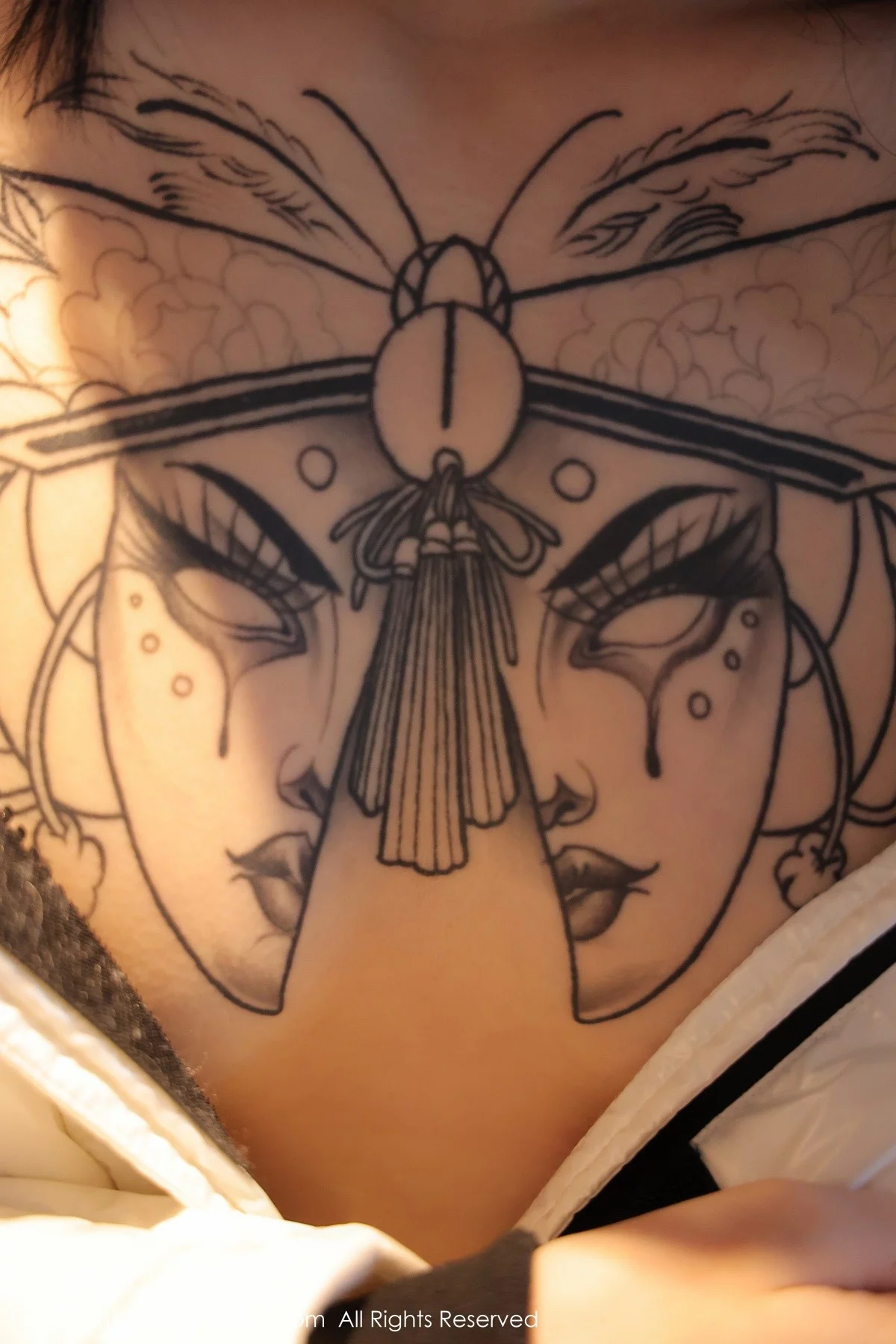 [[XiuRen秀人网]秀人网]No.4470_模特奶瓶私房床上脱白色外套淡灰色裤子秀白嫩翘臀撩人诱惑写真78P