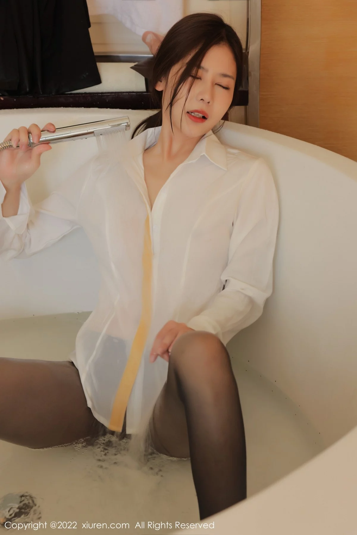 [[XiuRen秀人网]秀人网]No.4472_模特尹甜甜三亚旅拍浴室薄透衬衫配无内黑丝湿身惹火诱惑写真82P