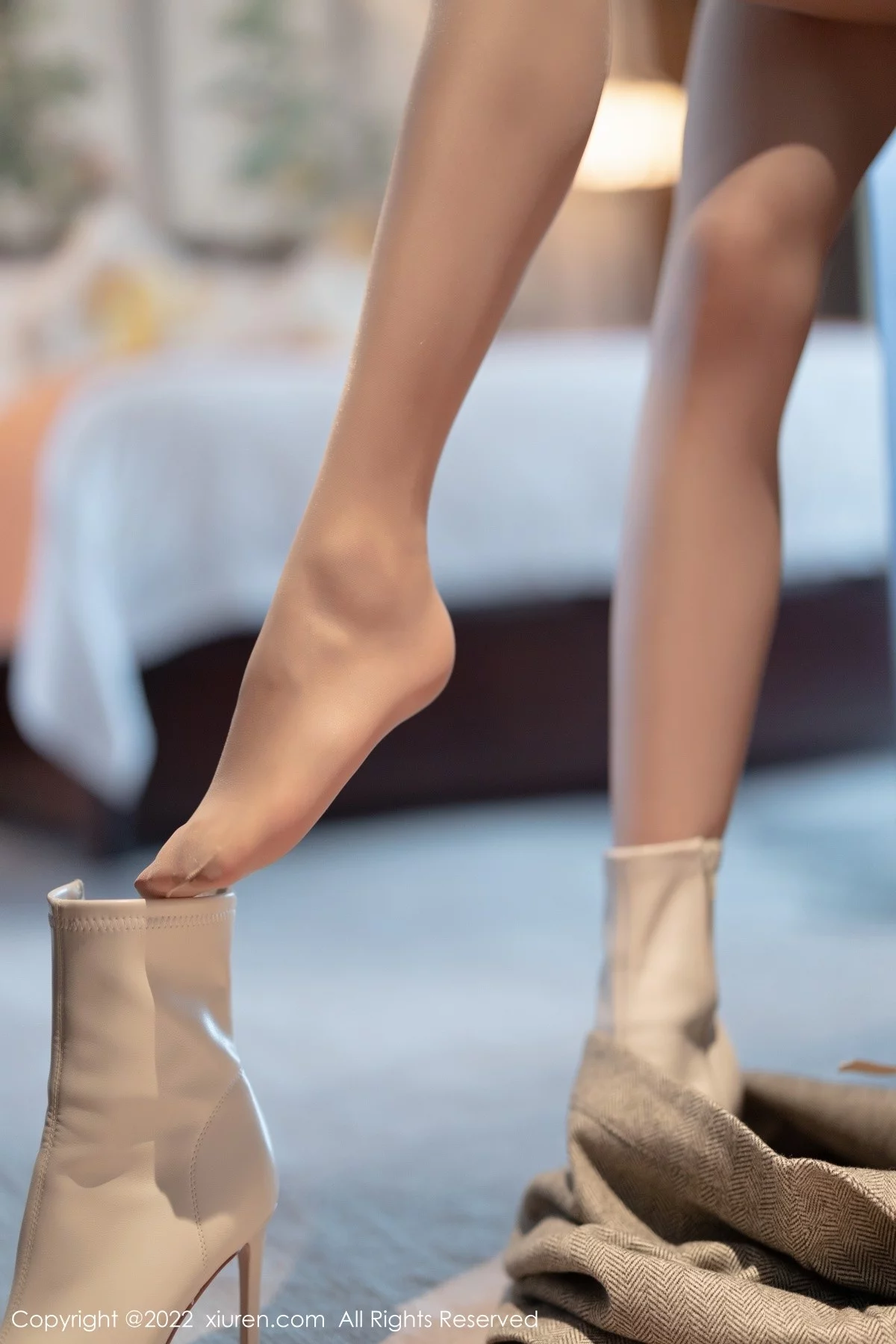 [[XiuRen秀人网]秀人网]No.4474_女神芝芝Booty白色收身上衣配灰短裙露超薄肉丝秀翘臀诱惑写真97P