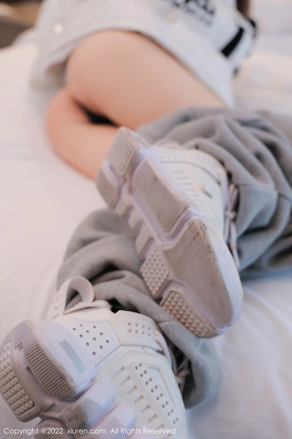 [[XiuRen秀人网]秀人网]No.4470_模特奶瓶私房床上脱白色外套淡灰色裤子秀白嫩翘臀撩人诱惑写真78P