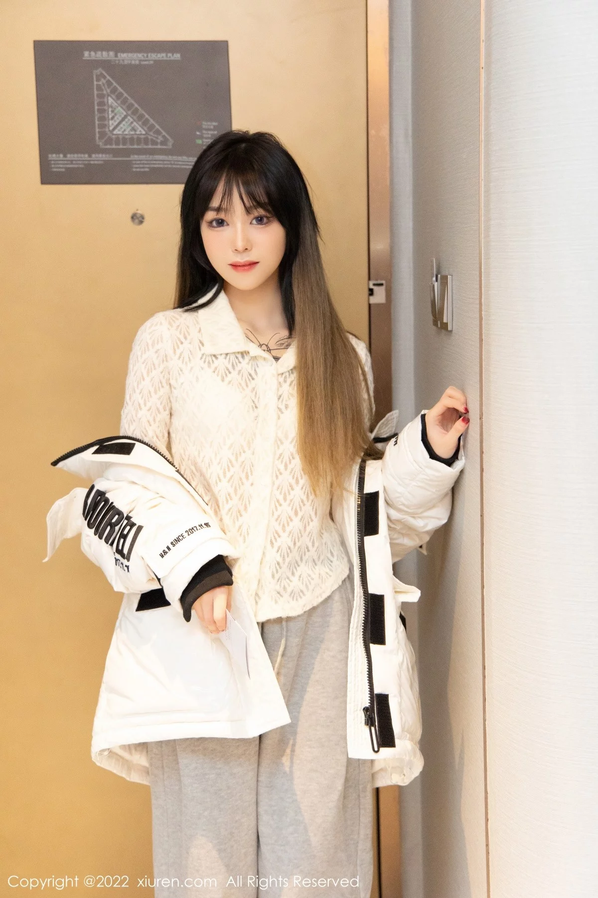 [[XiuRen秀人网]秀人网]No.4470_模特奶瓶私房床上脱白色外套淡灰色裤子秀白嫩翘臀撩人诱惑写真78P