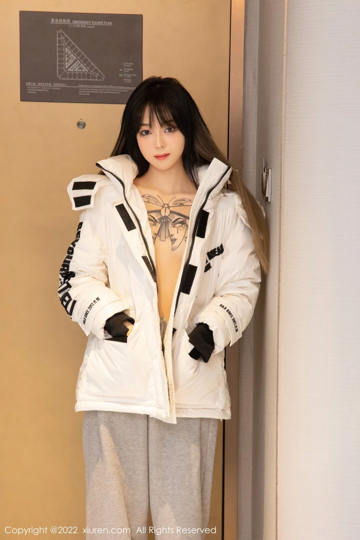 [[XiuRen秀人网]秀人网]No.4470_模特奶瓶私房床上脱白色外套淡灰色裤子秀白嫩翘臀撩人诱惑写真78P