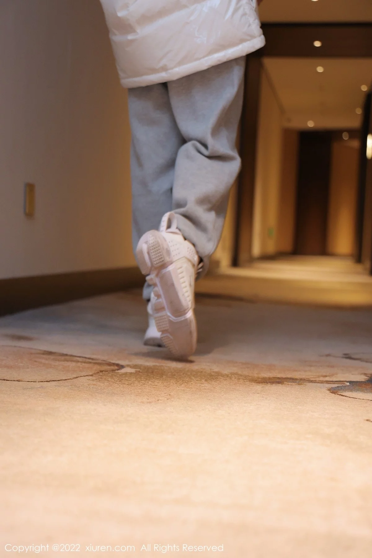 [[XiuRen秀人网]秀人网]No.4470_模特奶瓶私房床上脱白色外套淡灰色裤子秀白嫩翘臀撩人诱惑写真78P