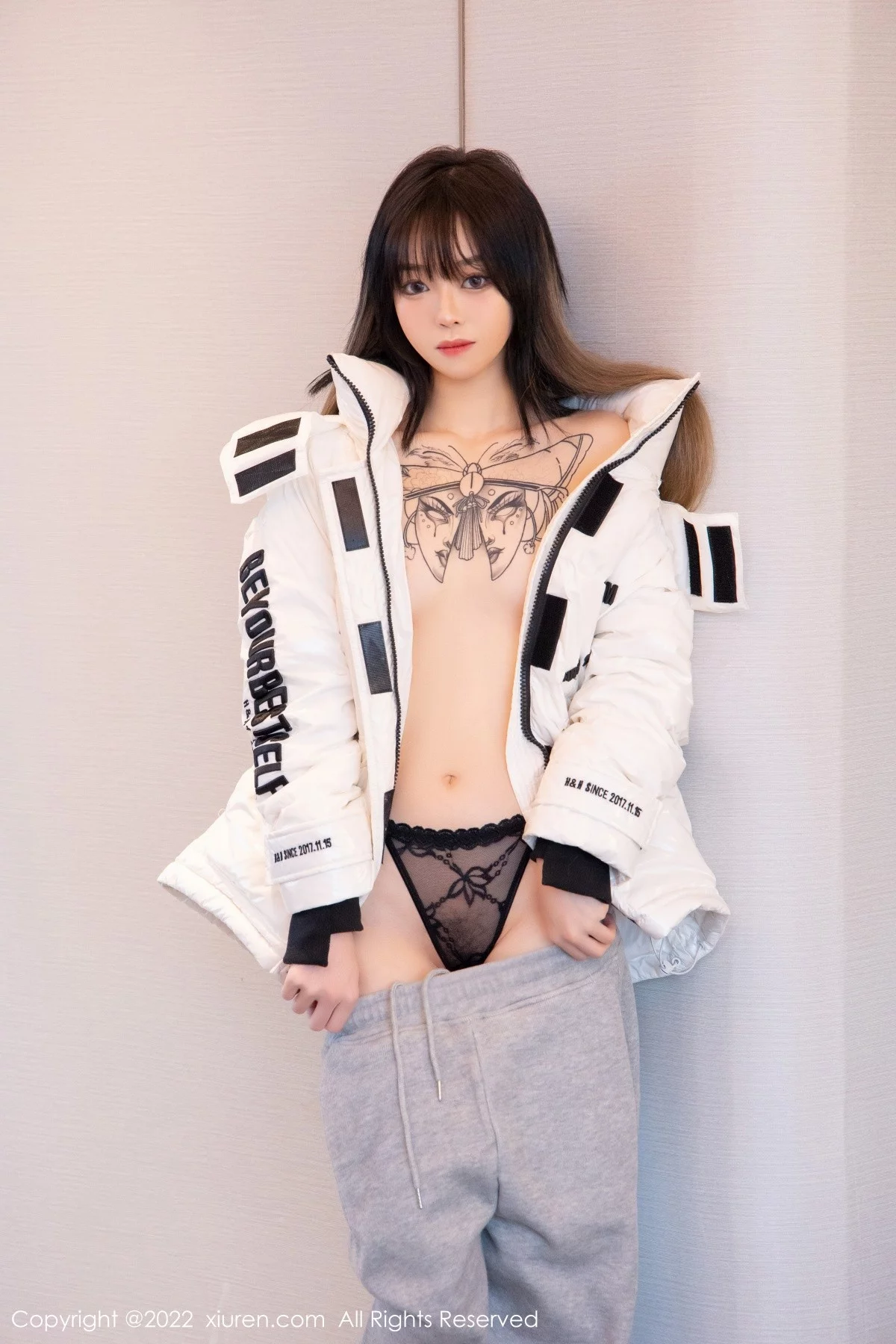 [[XiuRen秀人网]秀人网]No.4470_模特奶瓶私房床上脱白色外套淡灰色裤子秀白嫩翘臀撩人诱惑写真78P