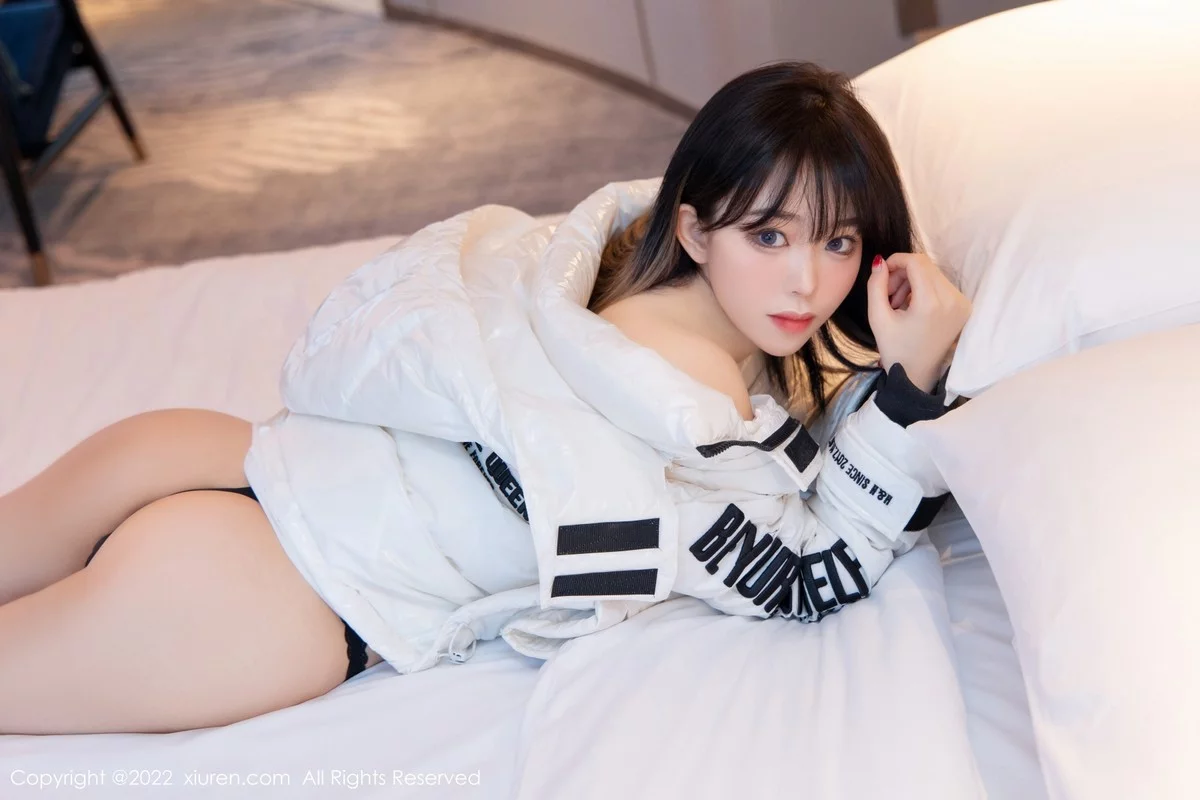 [[XiuRen秀人网]秀人网]No.4470_模特奶瓶私房床上脱白色外套淡灰色裤子秀白嫩翘臀撩人诱惑写真78P