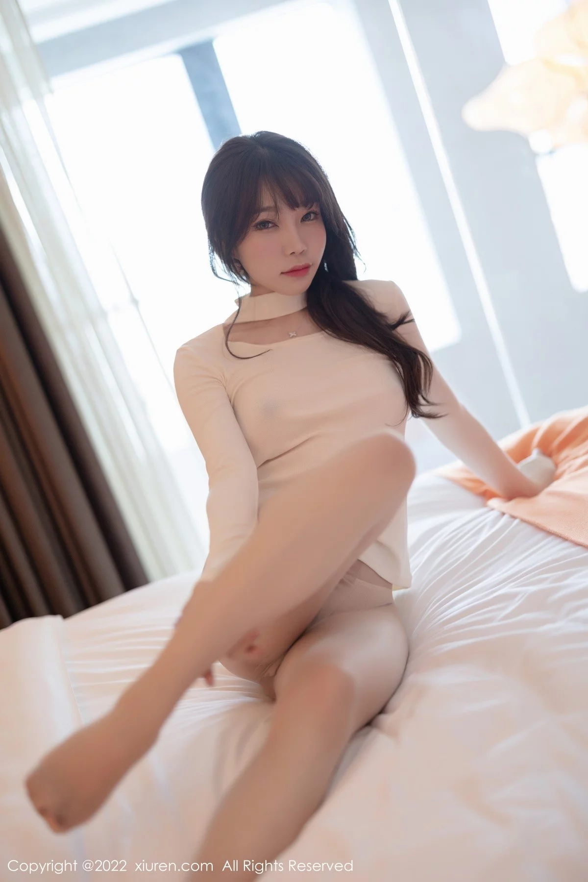 [[XiuRen秀人网]秀人网]No.4474_女神芝芝Booty白色收身上衣配灰短裙露超薄肉丝秀翘臀诱惑写真97P