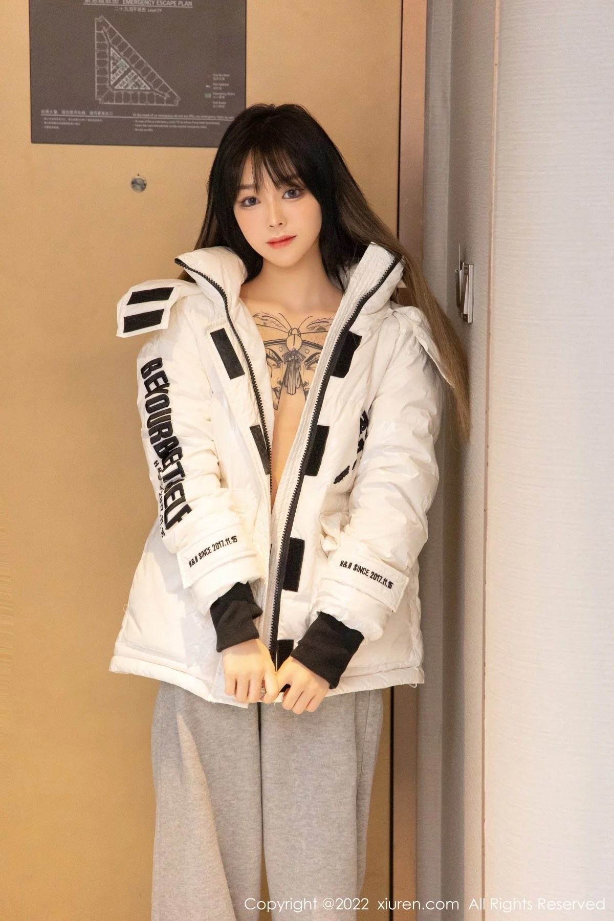 [[XiuRen秀人网]秀人网]No.4470_模特奶瓶私房床上脱白色外套淡灰色裤子秀白嫩翘臀撩人诱惑写真78P