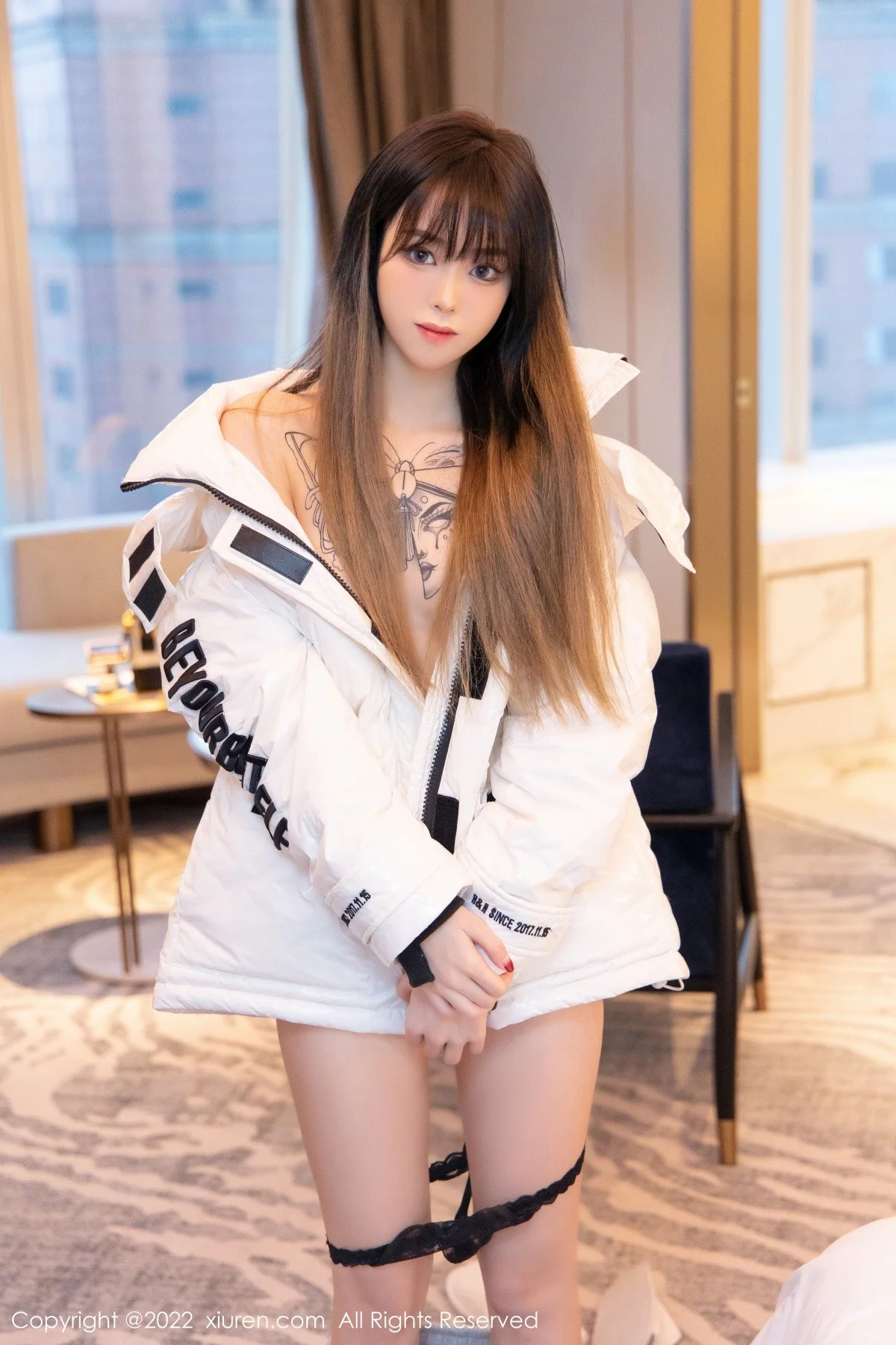 [[XiuRen秀人网]秀人网]No.4470_模特奶瓶私房床上脱白色外套淡灰色裤子秀白嫩翘臀撩人诱惑写真78P