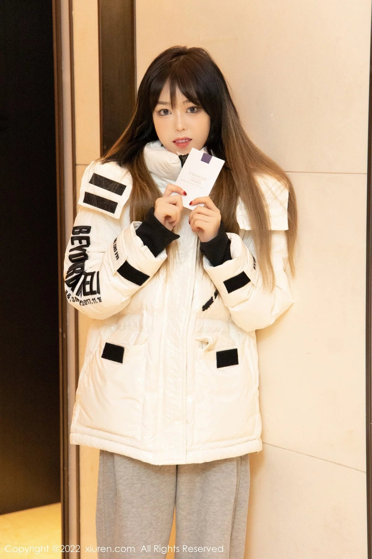 [[XiuRen秀人网]秀人网]No.4470_模特奶瓶私房床上脱白色外套淡灰色裤子秀白嫩翘臀撩人诱惑写真78P