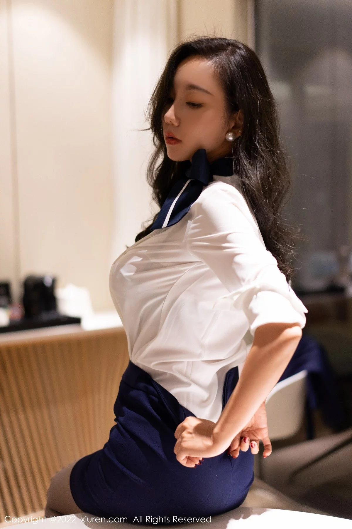 [[XiuRen秀人网]秀人网]No.4478_模特艾静香三亚旅拍深蓝色职业服饰半脱露性感内衣丰满诱惑写真50P