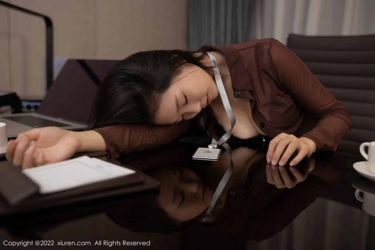 [[XiuRen秀人网]秀人网]No.4479_模特抖娘利世秘书角色扮演主题蕾丝内衣半脱露豪乳惹火诱惑写真89P