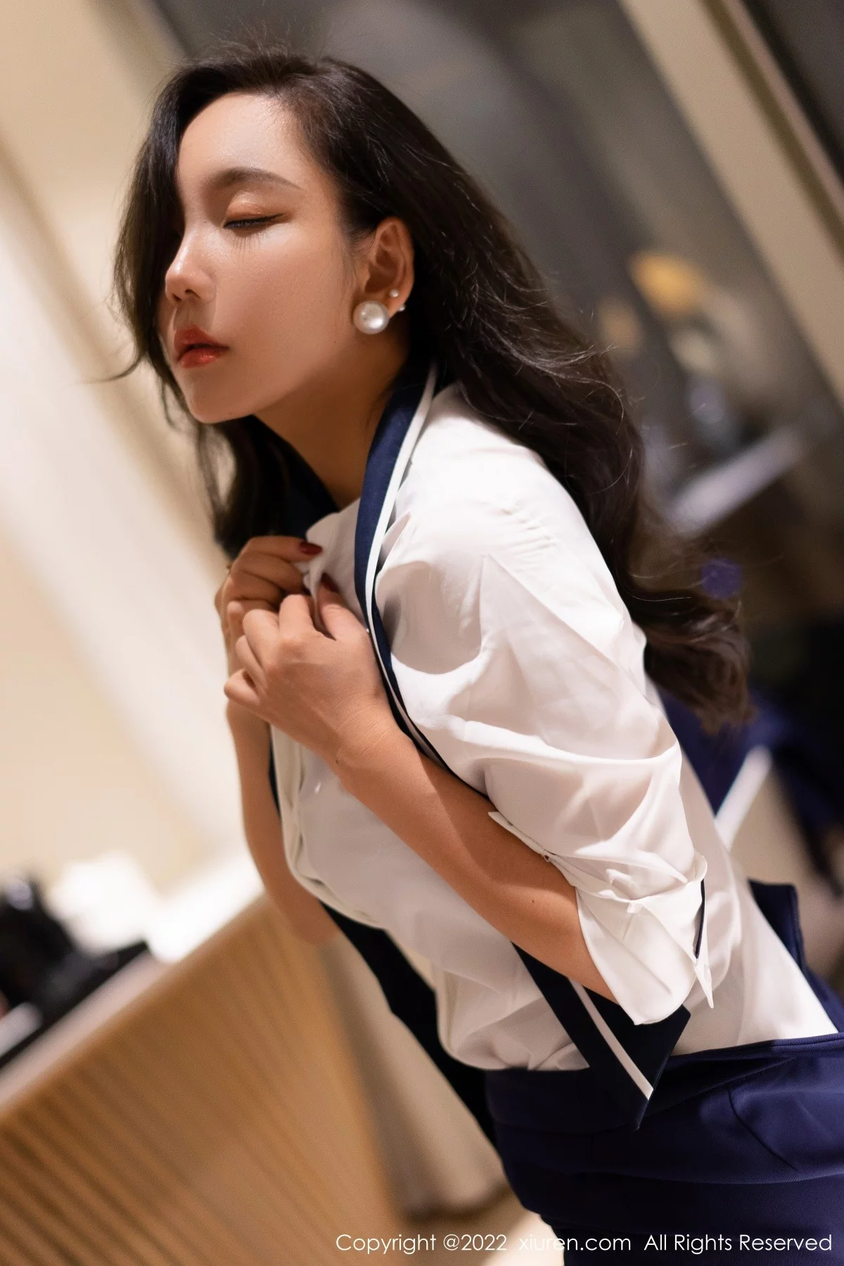 [[XiuRen秀人网]秀人网]No.4478_模特艾静香三亚旅拍深蓝色职业服饰半脱露性感内衣丰满诱惑写真50P