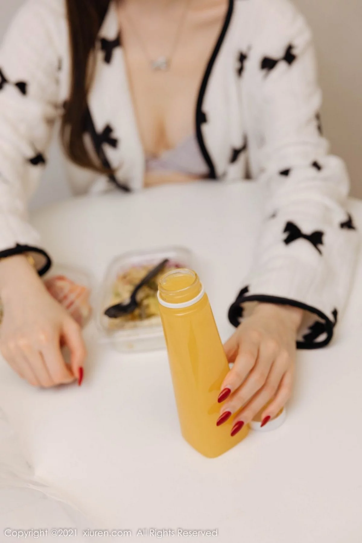 [[XiuRen秀人网]秀人网]No.4365_模特美桃酱女主持主题私房半脱露蕾丝内衣超薄肉丝迷人诱惑写真80P