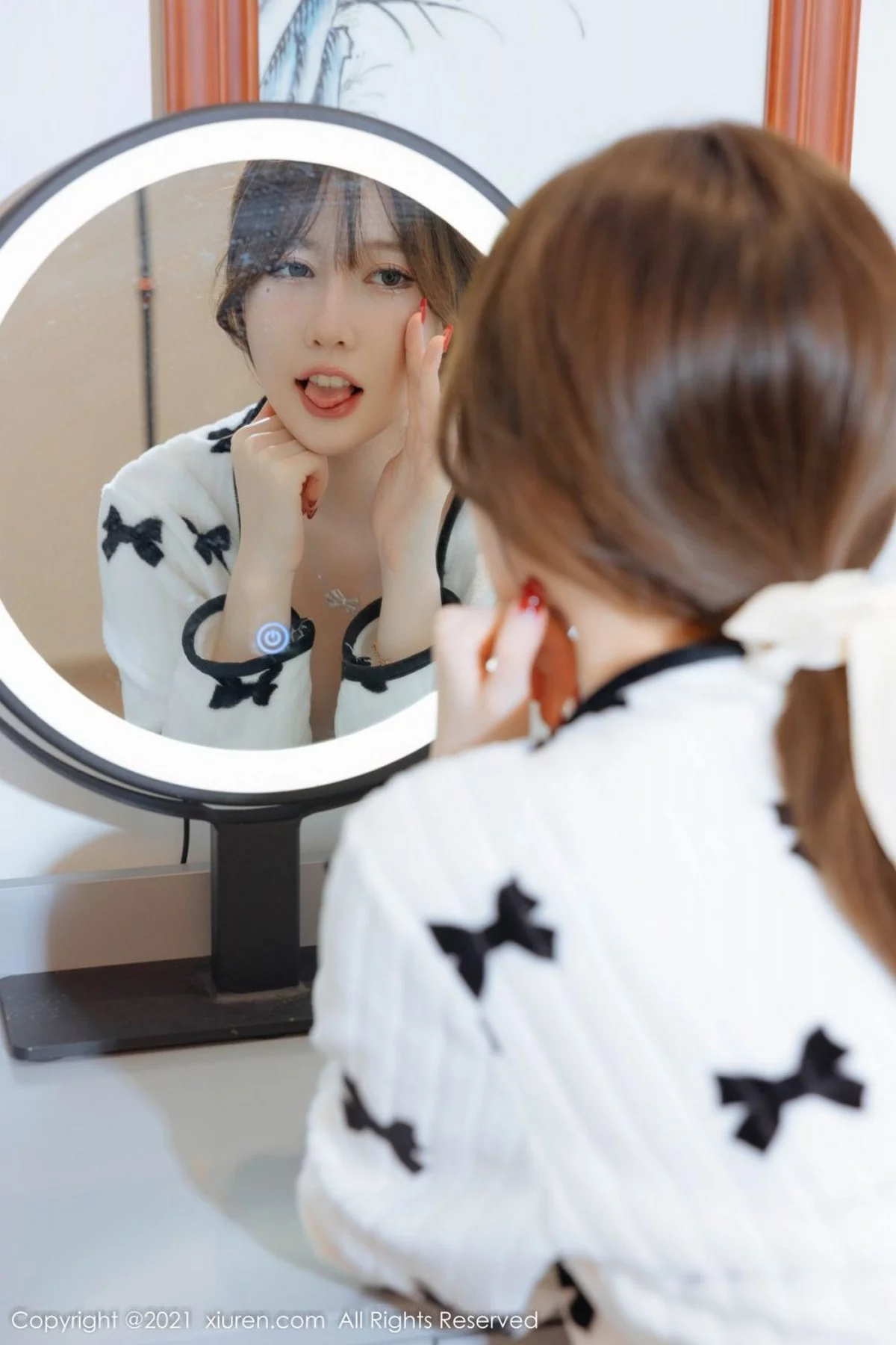 [[XiuRen秀人网]秀人网]No.4365_模特美桃酱女主持主题私房半脱露蕾丝内衣超薄肉丝迷人诱惑写真80P