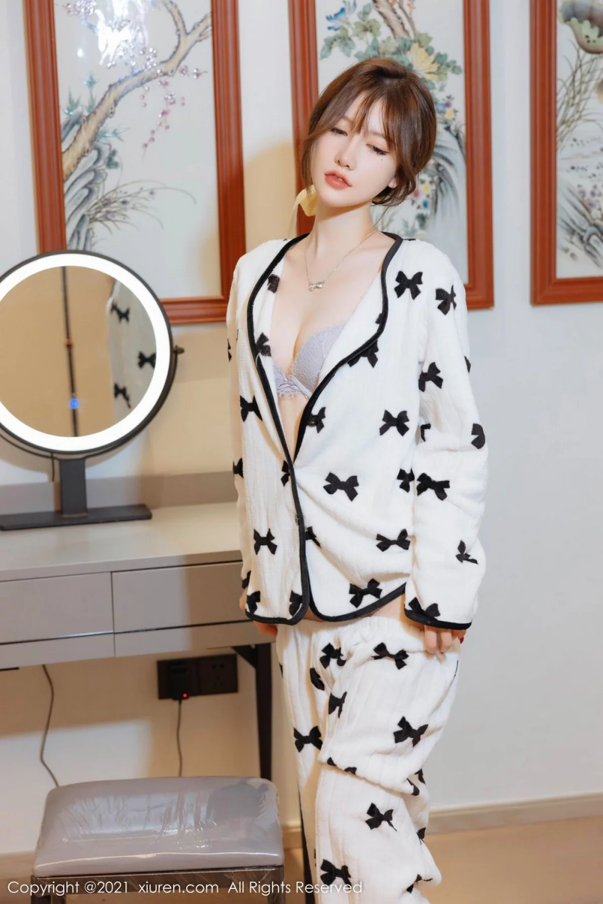 [[XiuRen秀人网]秀人网]No.4365_模特美桃酱女主持主题私房半脱露蕾丝内衣超薄肉丝迷人诱惑写真80P