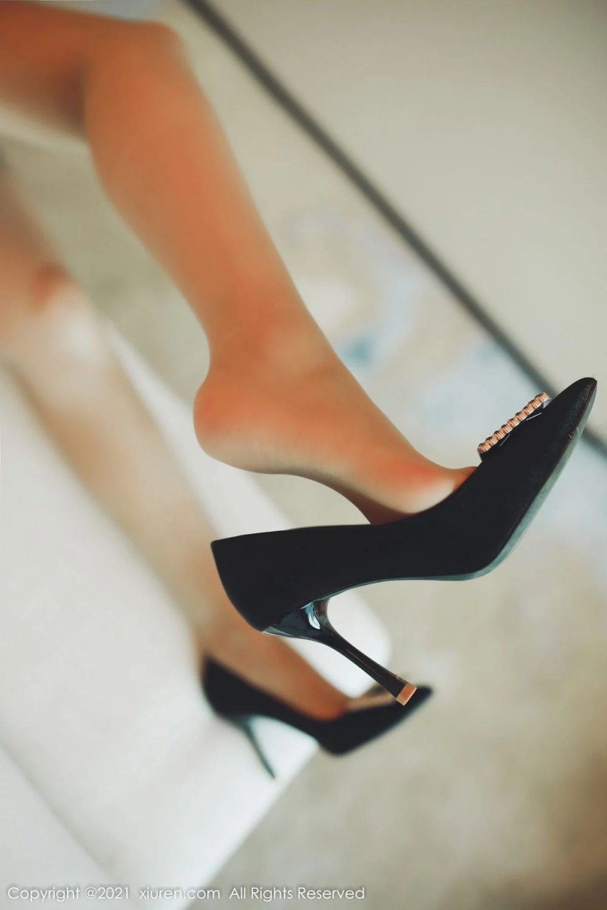 [[XiuRen秀人网]秀人网]No.4368_模特诗诗kiki私房脱低胸白裙露蕾丝内衣性感吊袜秀翘臀诱惑写真64P