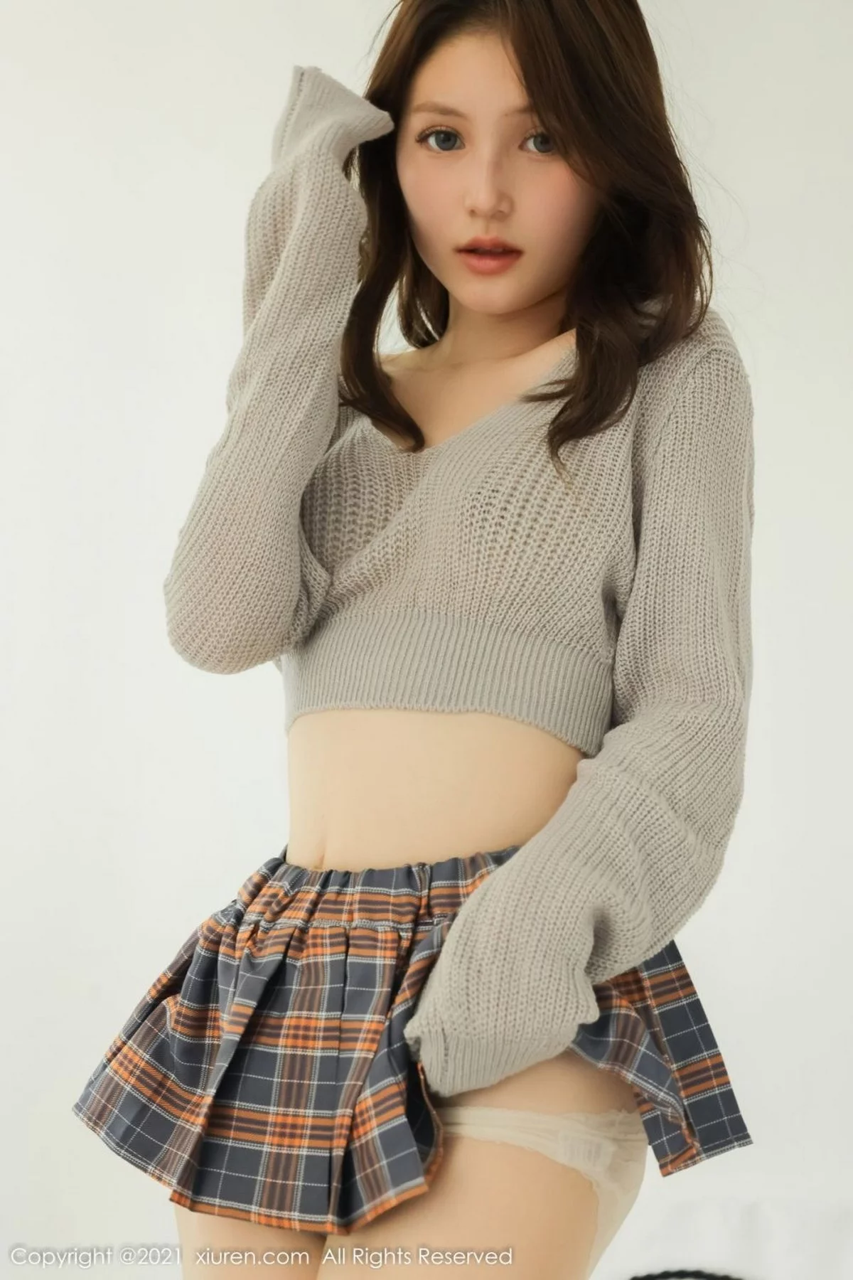 [[XiuRen秀人网]秀人网]No.4369_模特兔妹妹私房灰色上衣配格子短裙半撩秀翘臀美腿迷人诱惑写真59P