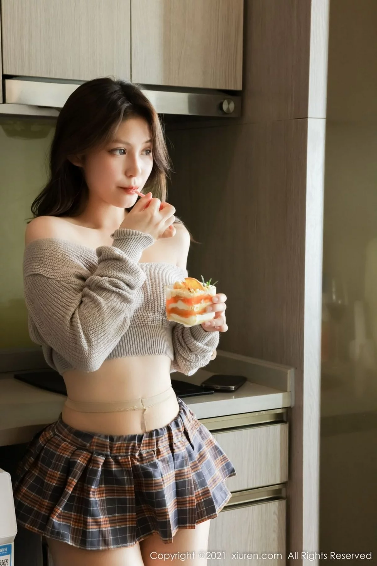 [[XiuRen秀人网]秀人网]No.4369_模特兔妹妹私房灰色上衣配格子短裙半撩秀翘臀美腿迷人诱惑写真59P