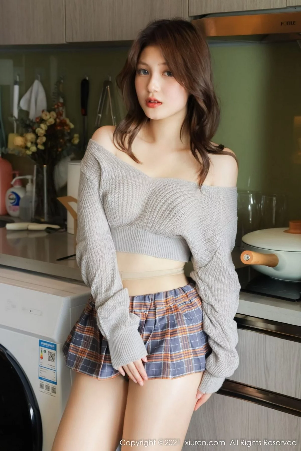 [[XiuRen秀人网]秀人网]No.4369_模特兔妹妹私房灰色上衣配格子短裙半撩秀翘臀美腿迷人诱惑写真59P
