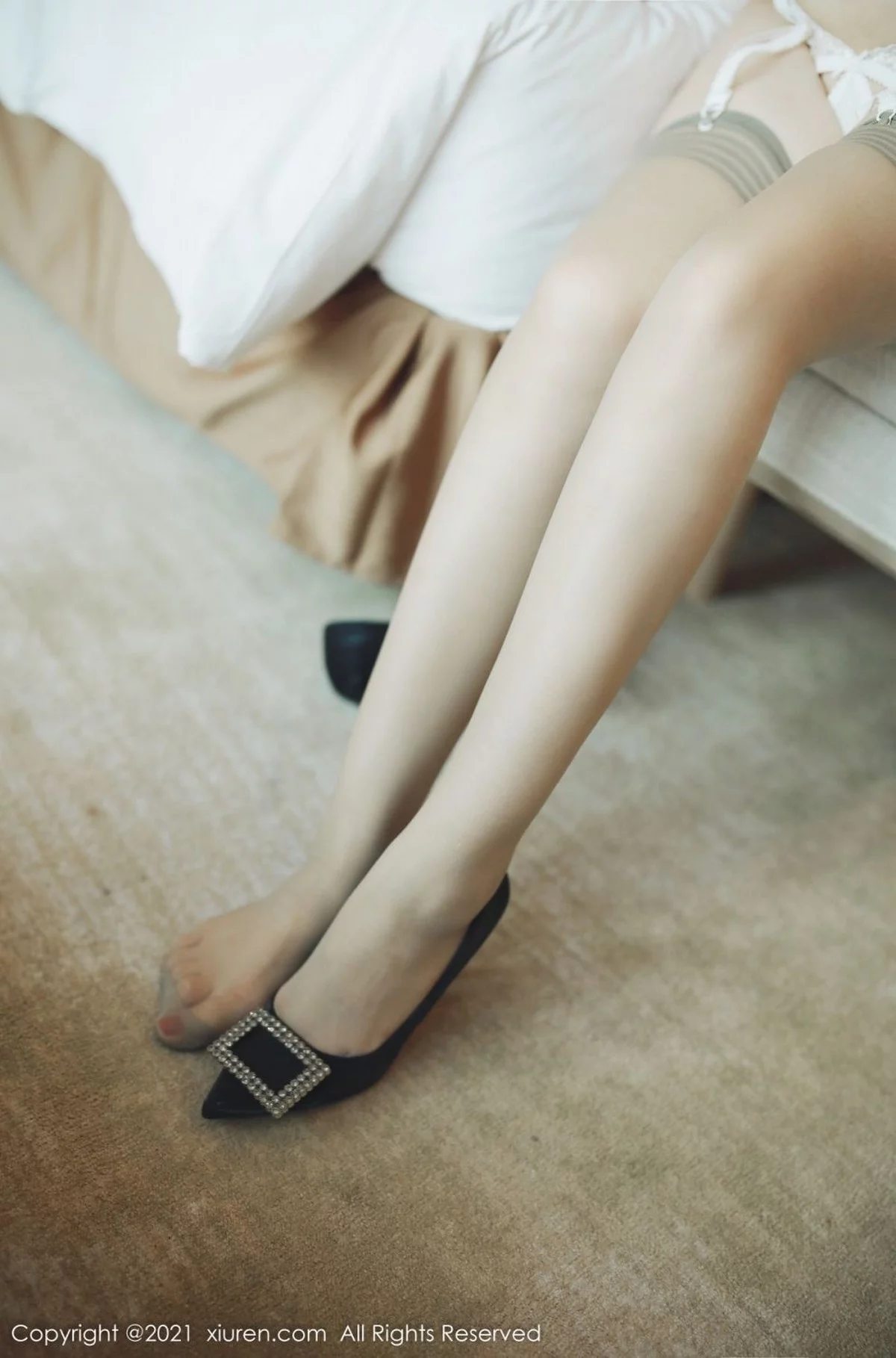 [[XiuRen秀人网]秀人网]No.4368_模特诗诗kiki私房脱低胸白裙露蕾丝内衣性感吊袜秀翘臀诱惑写真64P