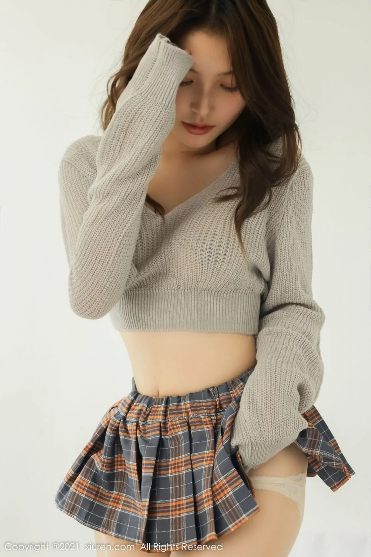 [[XiuRen秀人网]秀人网]No.4369_模特兔妹妹私房灰色上衣配格子短裙半撩秀翘臀美腿迷人诱惑写真59P