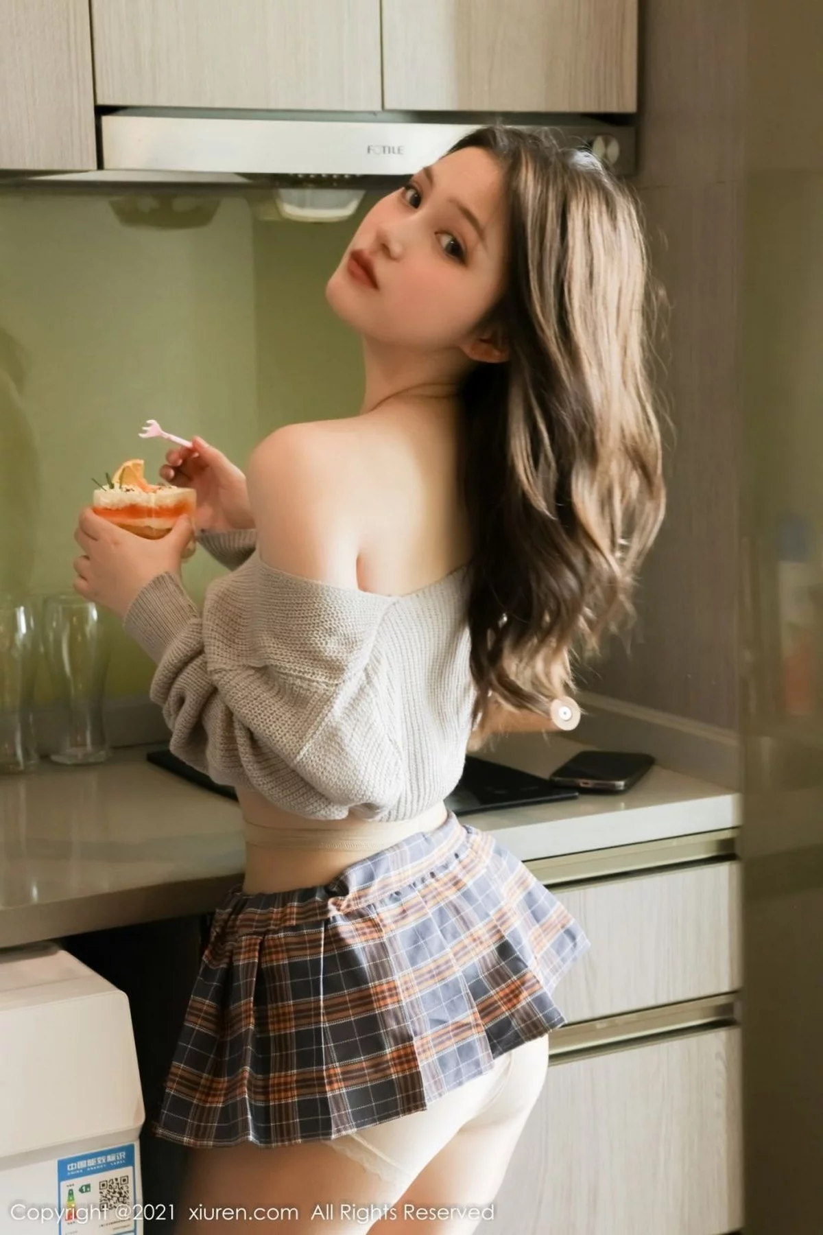 [[XiuRen秀人网]秀人网]No.4369_模特兔妹妹私房灰色上衣配格子短裙半撩秀翘臀美腿迷人诱惑写真59P