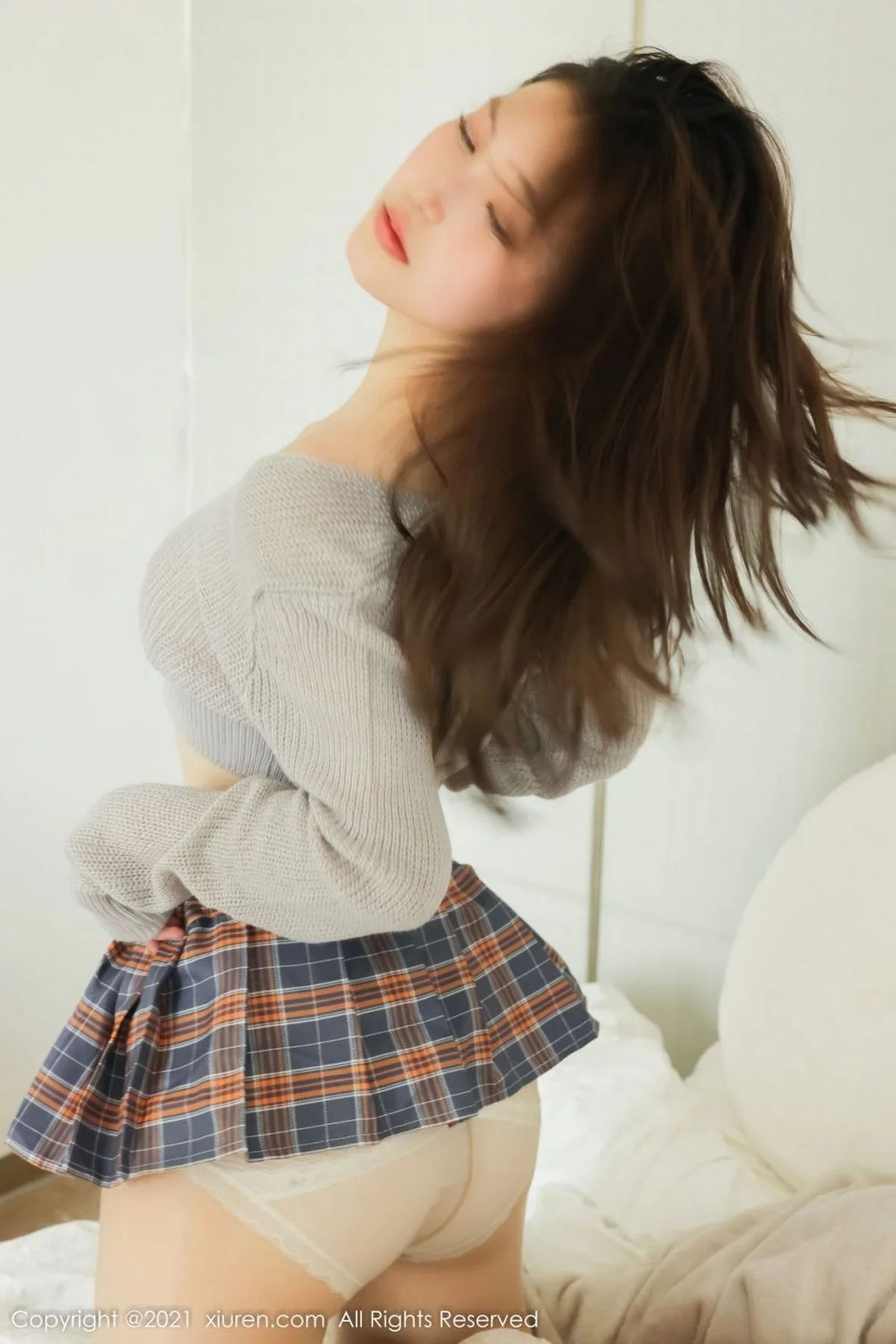 [[XiuRen秀人网]秀人网]No.4369_模特兔妹妹私房灰色上衣配格子短裙半撩秀翘臀美腿迷人诱惑写真59P