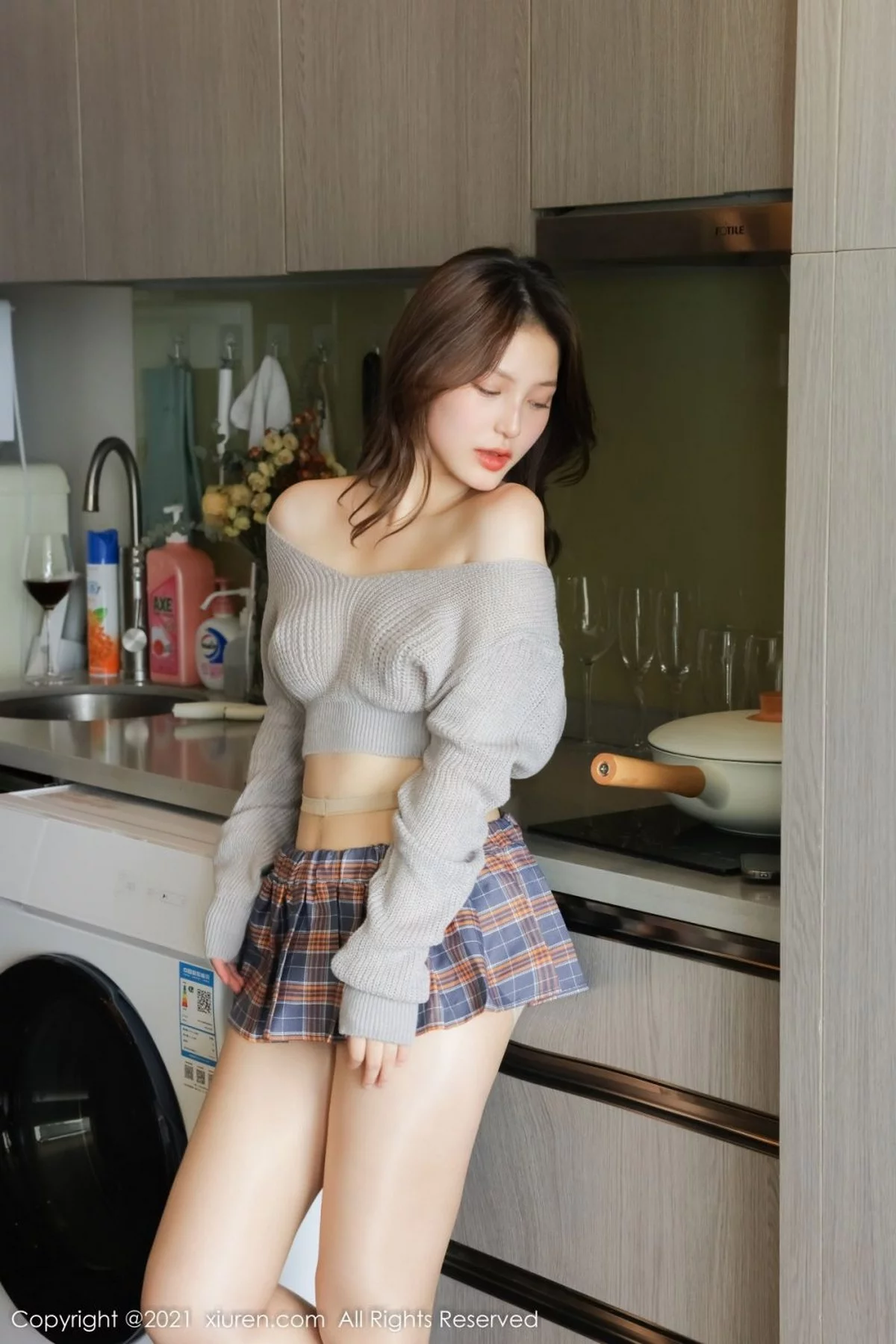 [[XiuRen秀人网]秀人网]No.4369_模特兔妹妹私房灰色上衣配格子短裙半撩秀翘臀美腿迷人诱惑写真59P