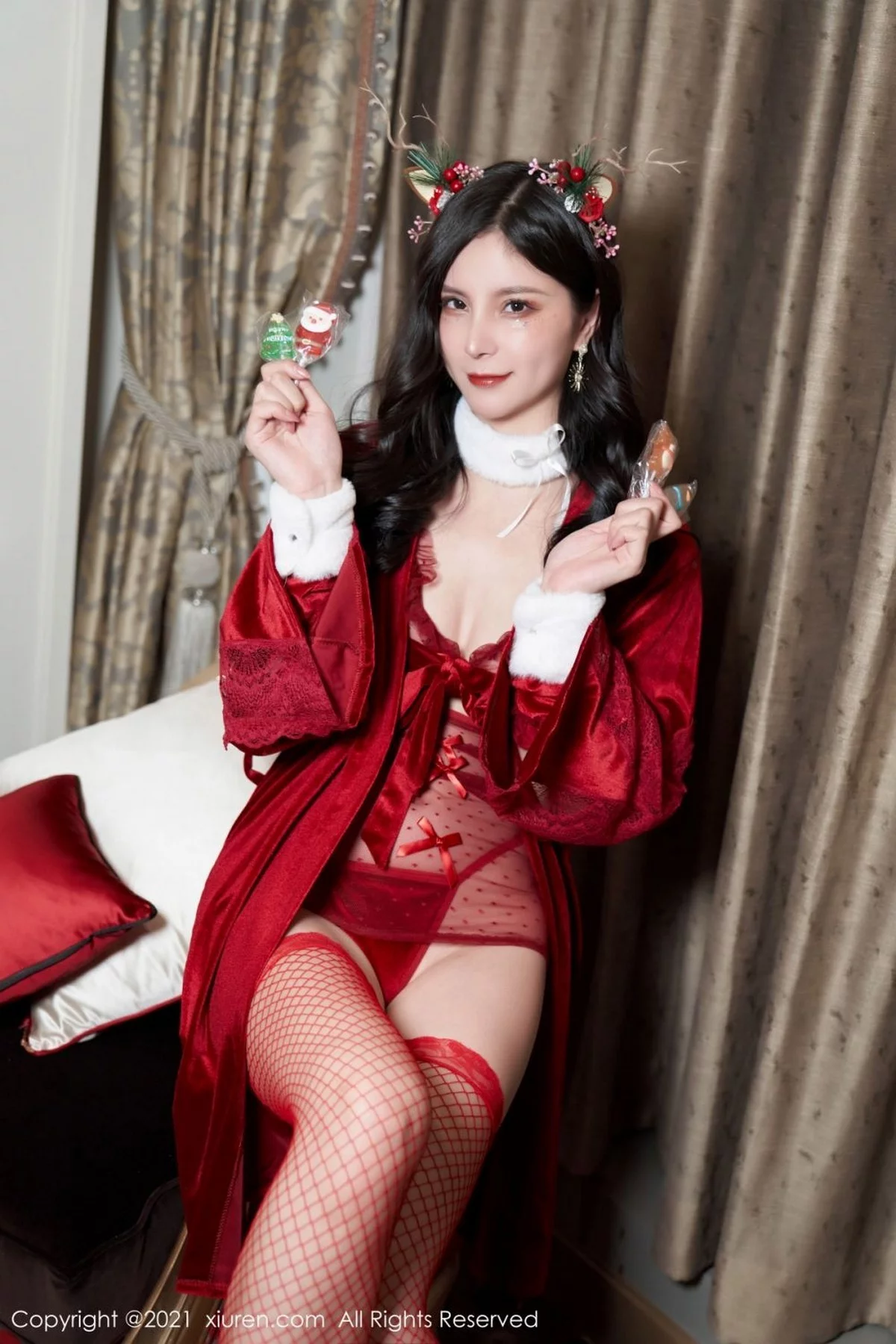 [[XiuRen秀人网]秀人网]No.4377_模特小蛮妖Yummy圣诞礼物主题透明轻纱配丁字裤秀翘臀诱惑写真83P